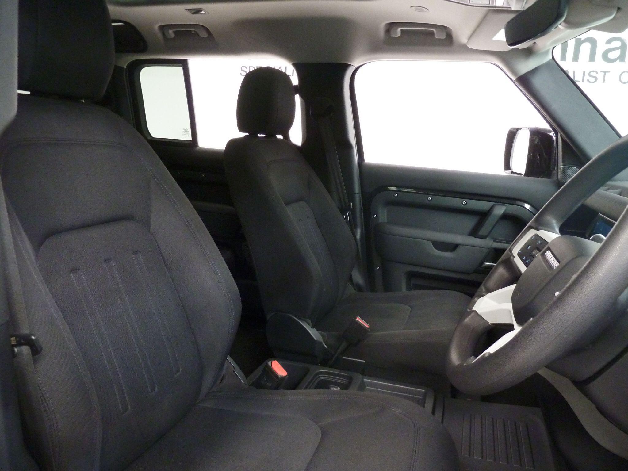 Land Rover Defender 110 2.0 SD4   <br/><br/>PAN ROOF + BLACK PACK + STEPS