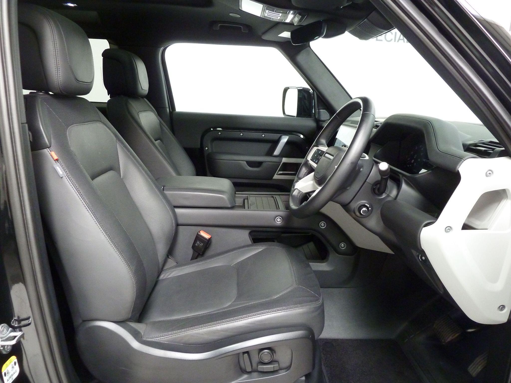 Land Rover Defender 90 3.0 D250  X-Dynamic HSE   <br/><br/>HAWKE BLACK EDITION 90