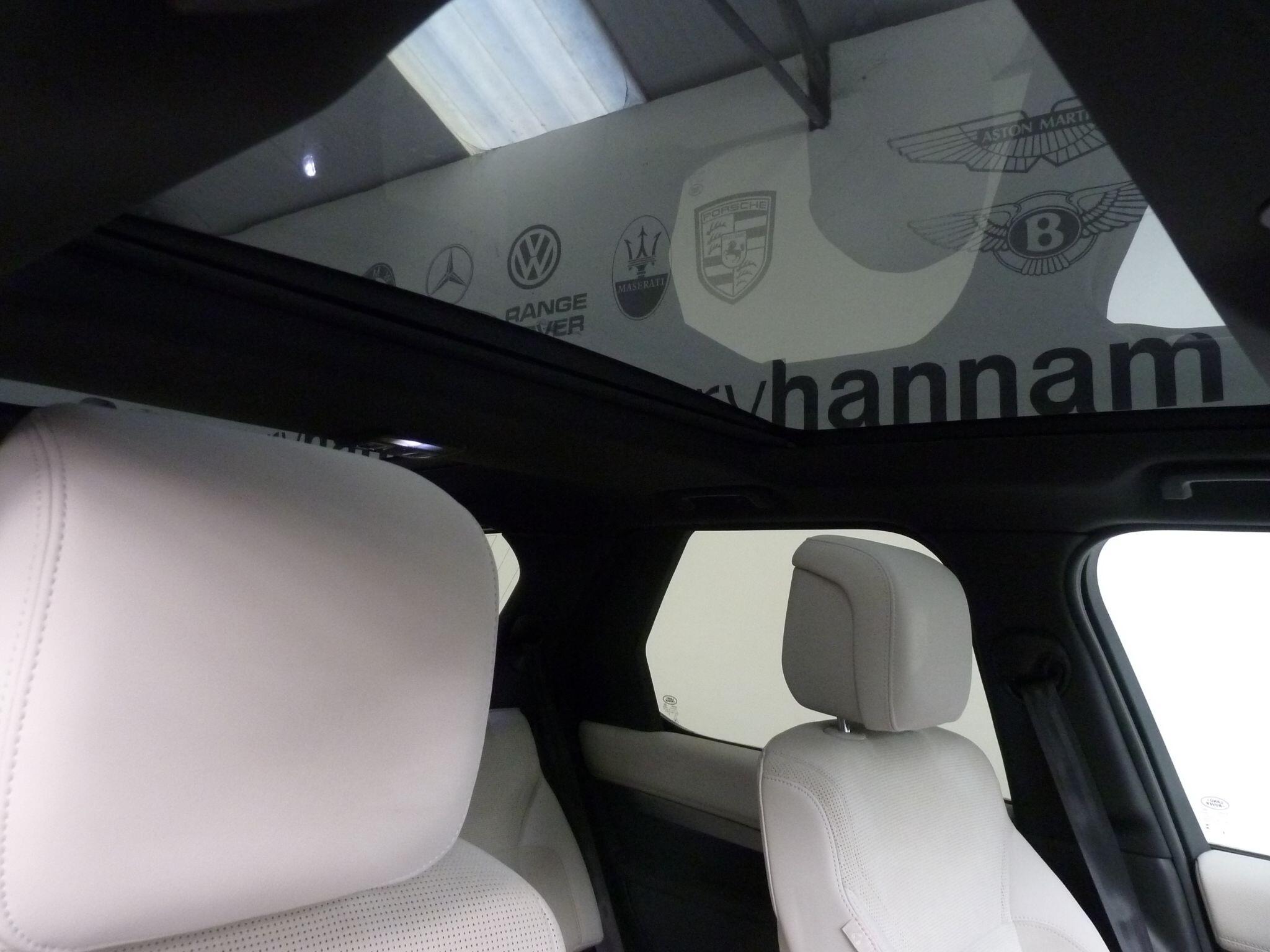 Land Rover Discovery 3.0   R-Dynamic HSE   <br/><br/>PAN ROOF + BLACK PACK + STEPS