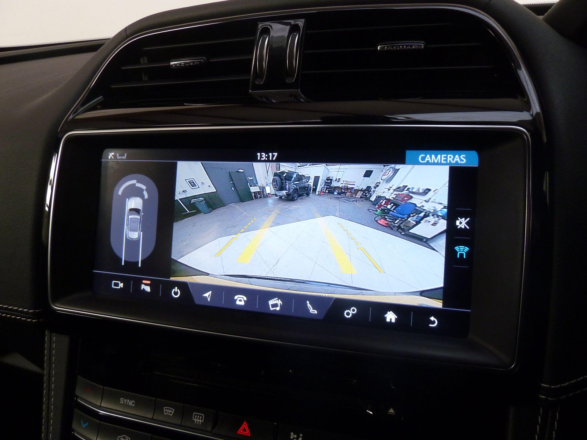 Jaguar F-PACE 2.0 P300 R-SportAWD   <br/><br/>BLACK PACK + 22″ ALLOY WHEELS