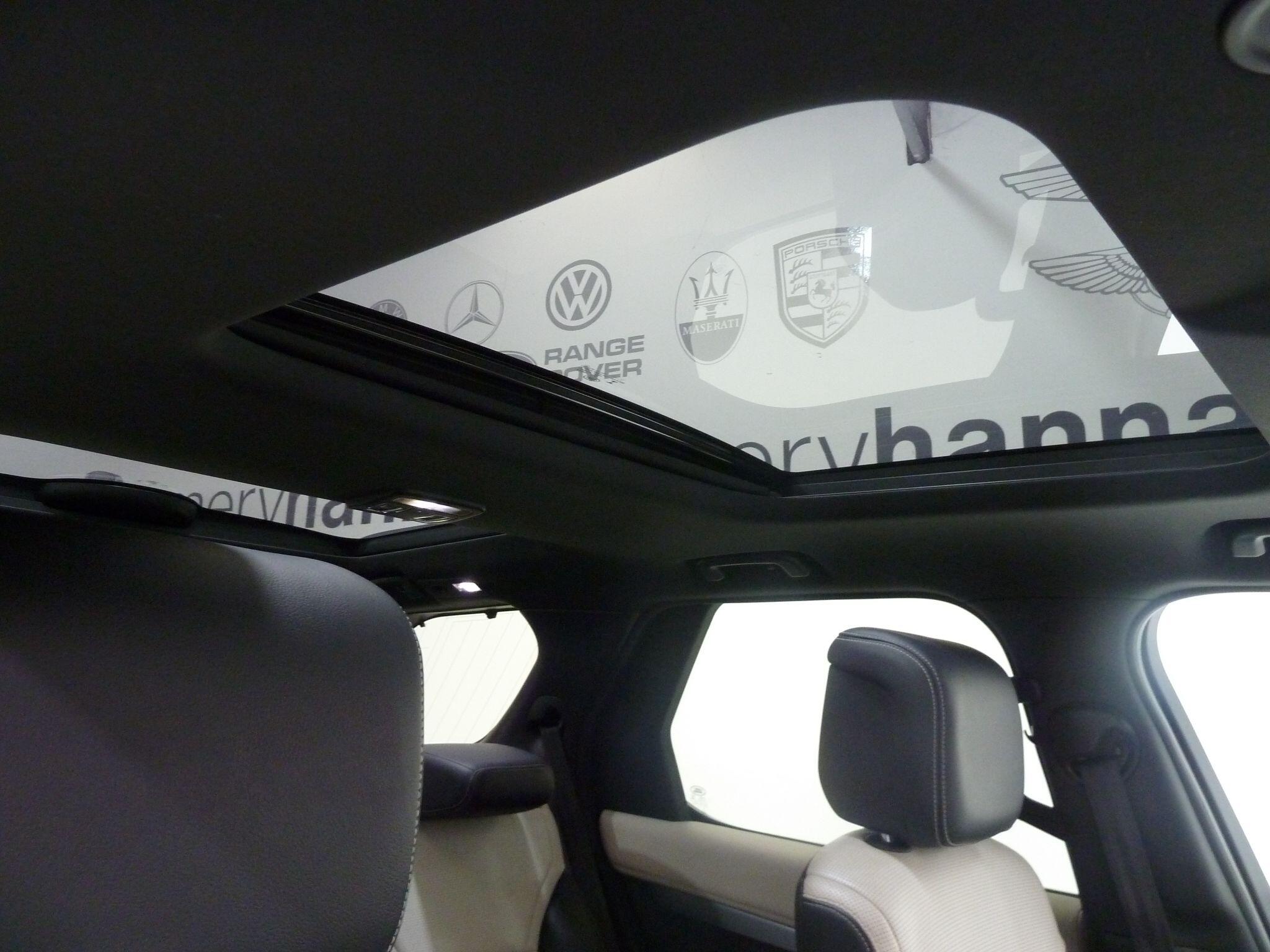 Land Rover Discovery 3.0   Metropolitan Edition   <br/><br/>PAN ROOF + BLACK PACK + STEPS