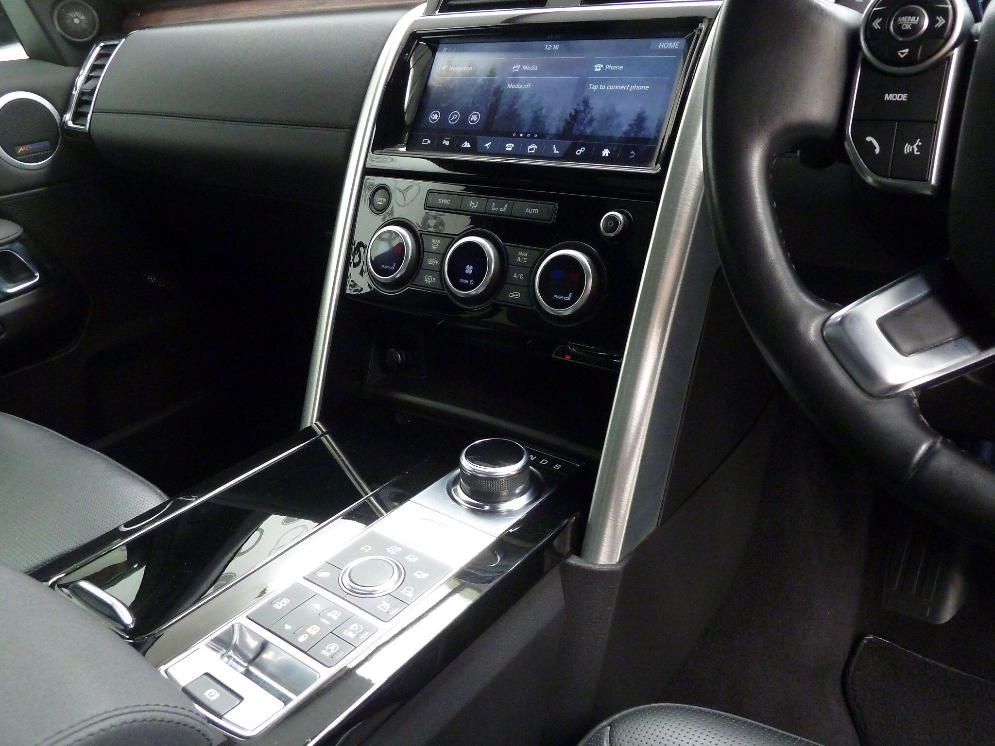 Land Rover Discovery 3.0 TD V6 HSE Luxury   <br/><br/>PAN ROOF + REAR ENTERTAINMENT