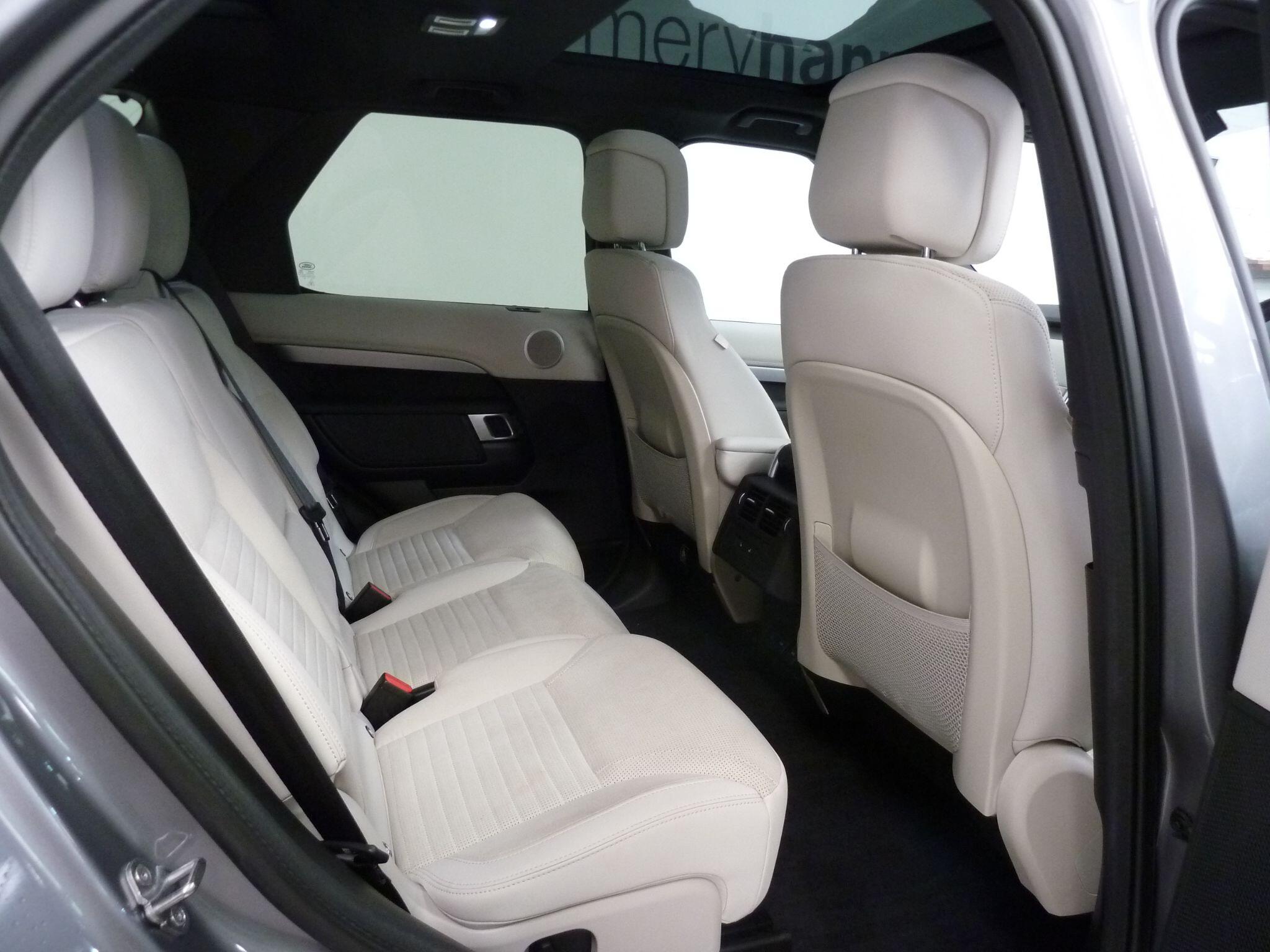 Land Rover Discovery 3.0   R-Dynamic HSE   <br/><br/>PAN ROOF + BLACK PACK + STEPS