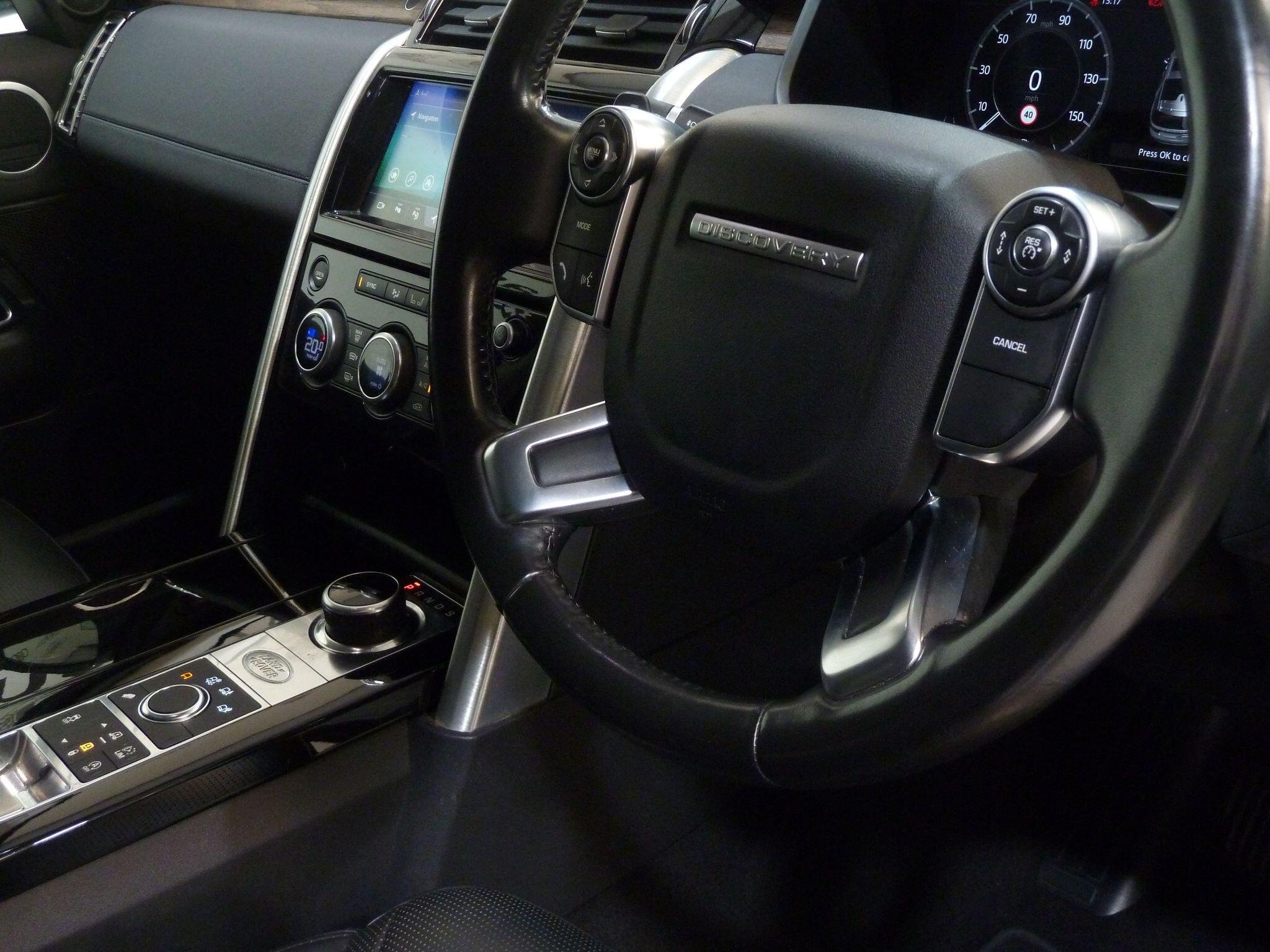 Land Rover Discovery 2.0 Si4 HSE   <br/><br/>PAN ROOF + BLACK PACK + STEPS