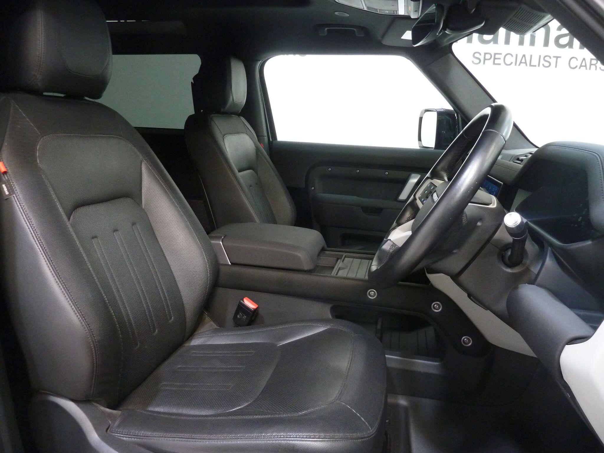 Land Rover Defender 90 3.0 D250  X-Dynamic S   <br/><br/>ROOF LIGHTS +BLACK PACK +STEPS