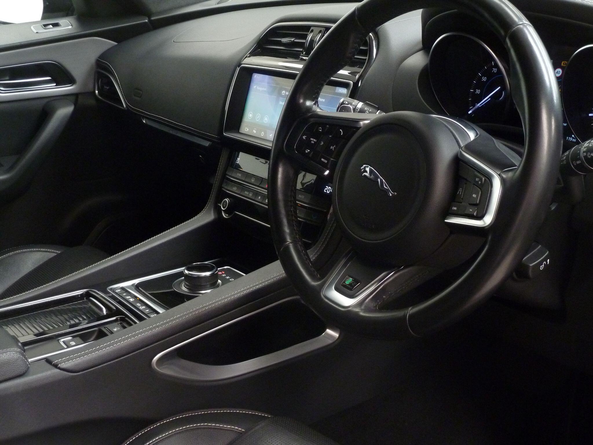 Jaguar F-PACE 2.0 D180 R-Sport SUV  DieselAWD   (180 ps)<br/><br/>BLACK EXTERIOR DESIGN PACK