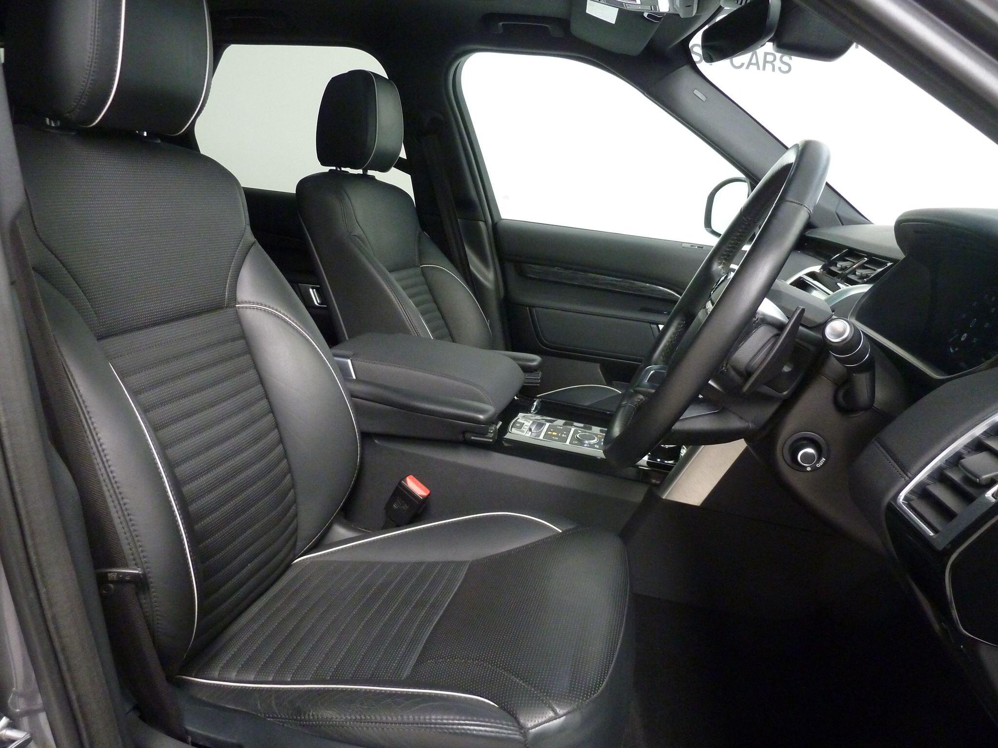 Land Rover Discovery 3.0 SD V6 HSE   <br/><br/>PAN ROOF + BLACK PACK + STEPS