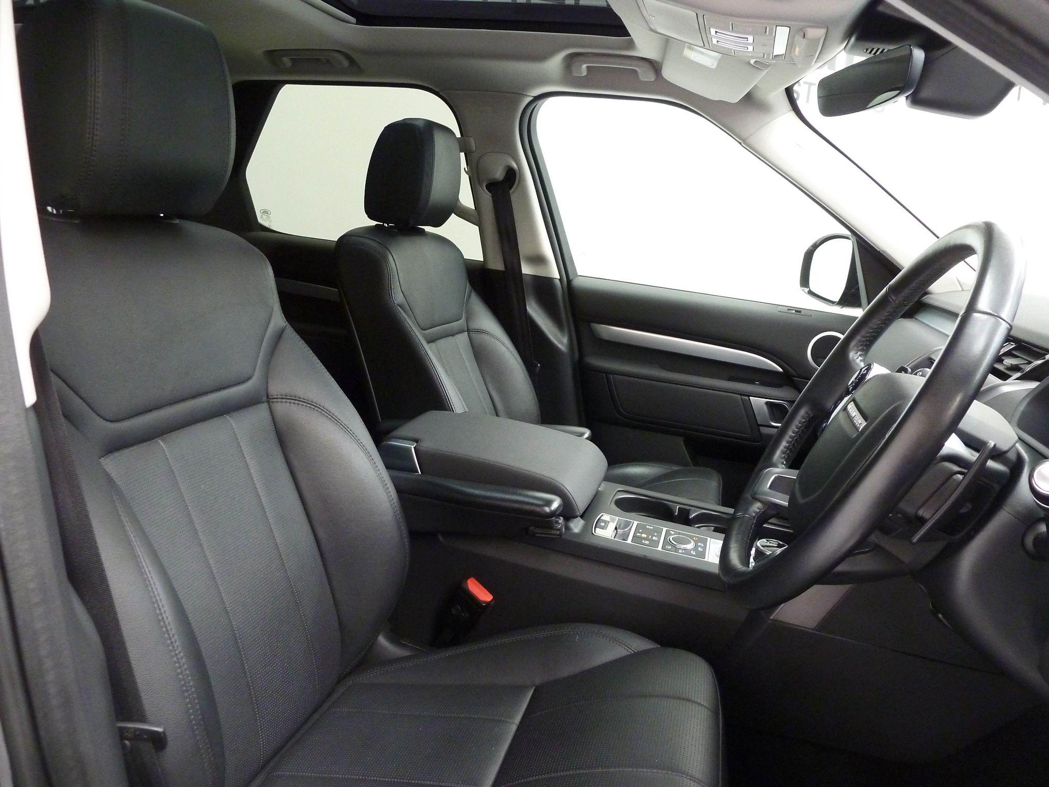 Land Rover Discovery 3.0 SD V6 Landmark Edition   <br/><br/>PAN ROOF + BLACK PACK + STEPS