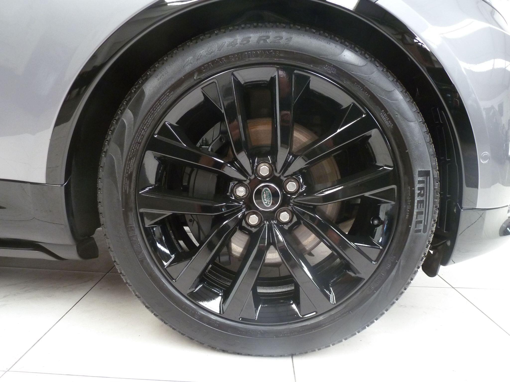 Land Rover Discovery 3.0 D250  R-Dynamic SE   <br/><br/>PAN ROOF + BLACK PACK + STEPS