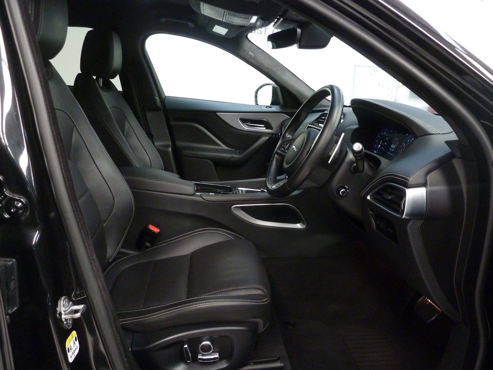 Jaguar F-PACE 2.0 P300 R-SportAWD   <br/><br/>BLACK PACK + 22″ ALLOY WHEELS