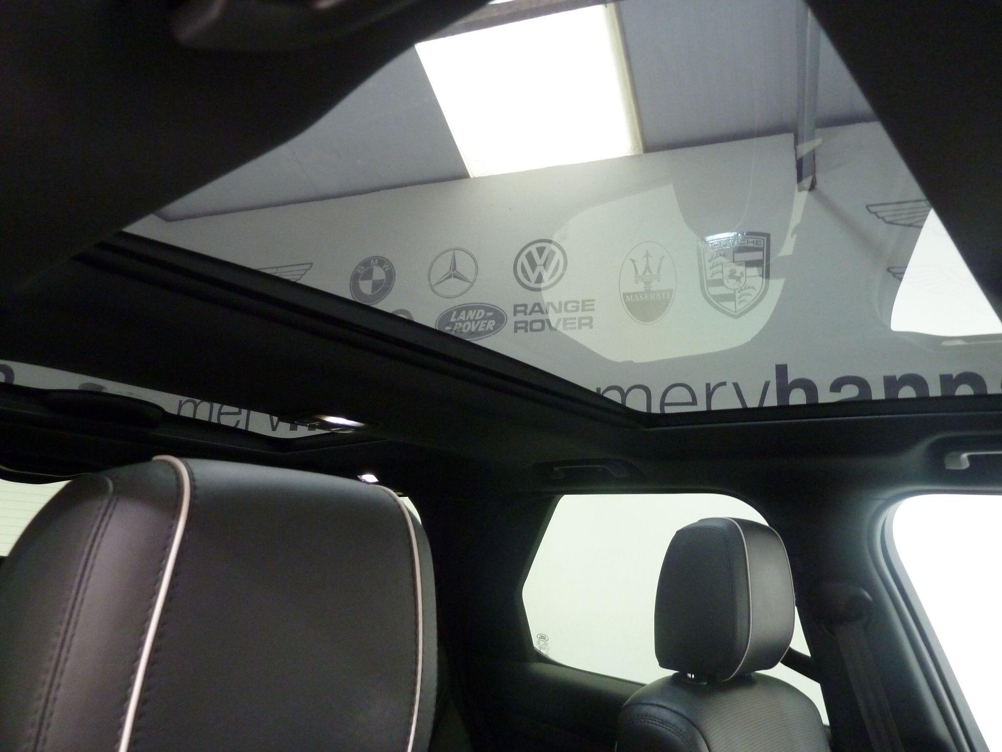 Land Rover Discovery 3.0 SD V6 HSE   <br/><br/>PAN ROOF + BLACK PACK