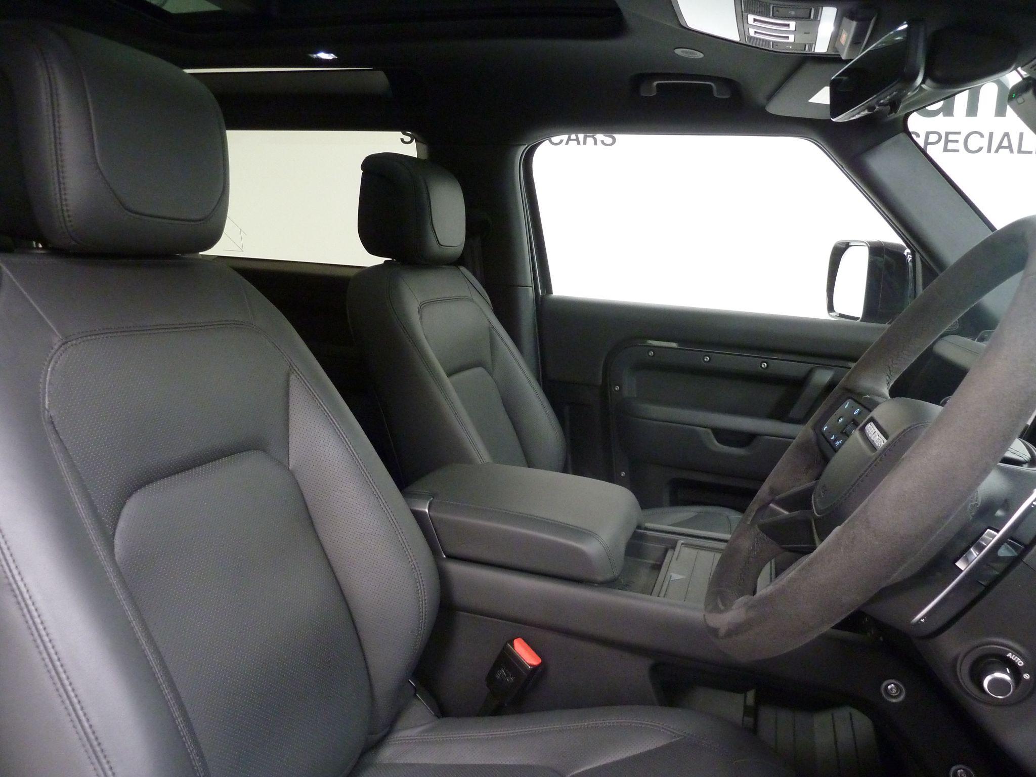 Land Rover Defender 90 5.0 P525 V8   <br/><br/>WIDETRACK +ROOF LIGHTS  +STEPS