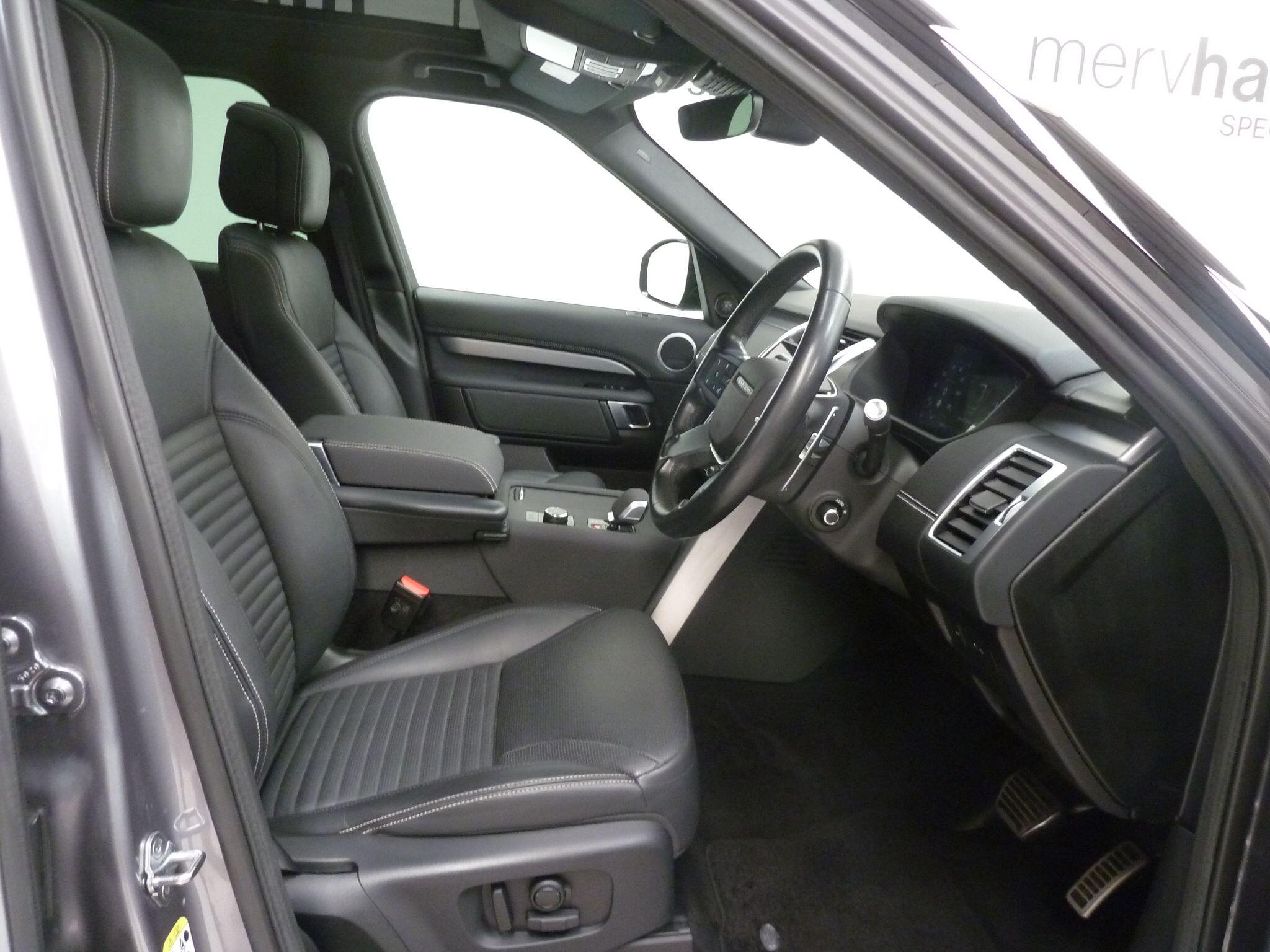 Land Rover Discovery 3.0 D250  R-Dynamic SE   <br/><br/>PAN ROOF + BLACK PACK + STEPS