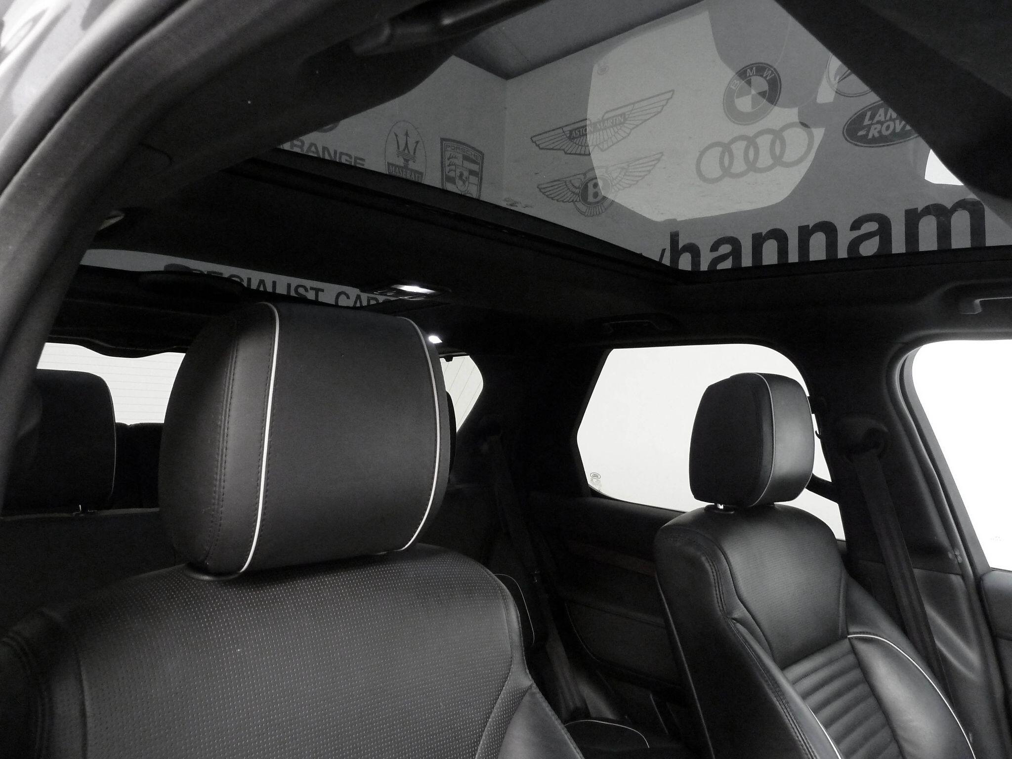 Land Rover Discovery 3.0 TD V6 HSE SUV  Diesel   (258 ps)<br/><br/>PAN ROOF + BLACK PACK + STEPS