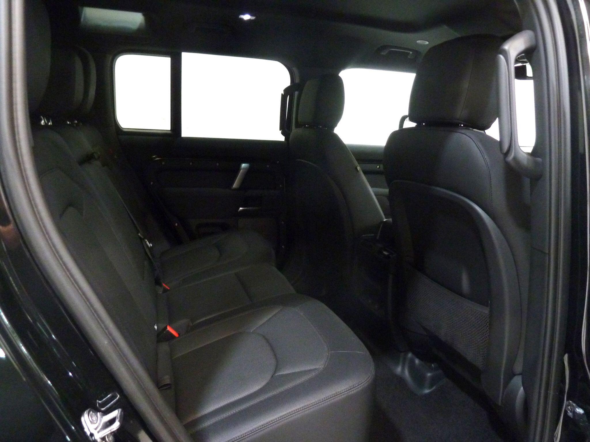 Land Rover Defender 110 3.0 D250  X-Dynamic S   <br/><br/>HAWKE BLACK EDITION