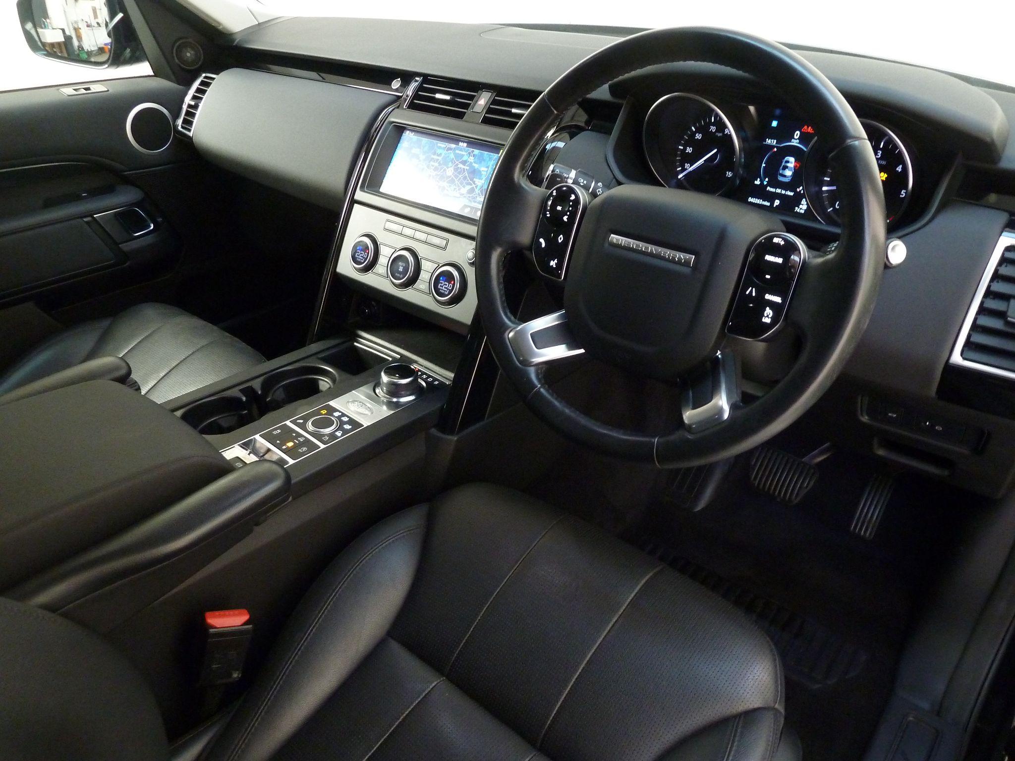 Land Rover Discovery 3.0 SD V6 SE   <br/><br/>BLACK EXTERIOR DESIGN PACK