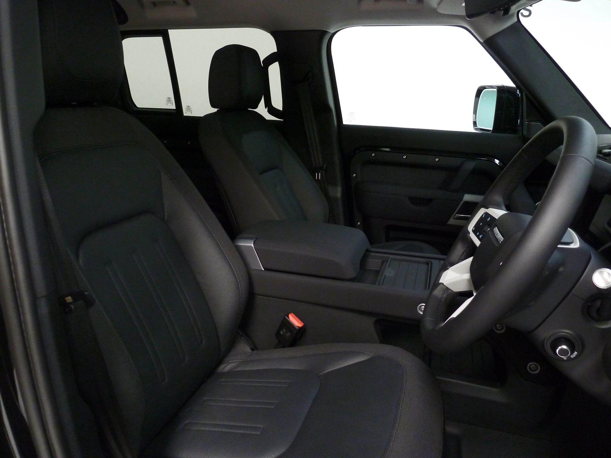 Land Rover Defender 110 2.0 SD4 SE SUV  Diesel   (240 ps)<br/><br/>HAWKE BLACK EDITION