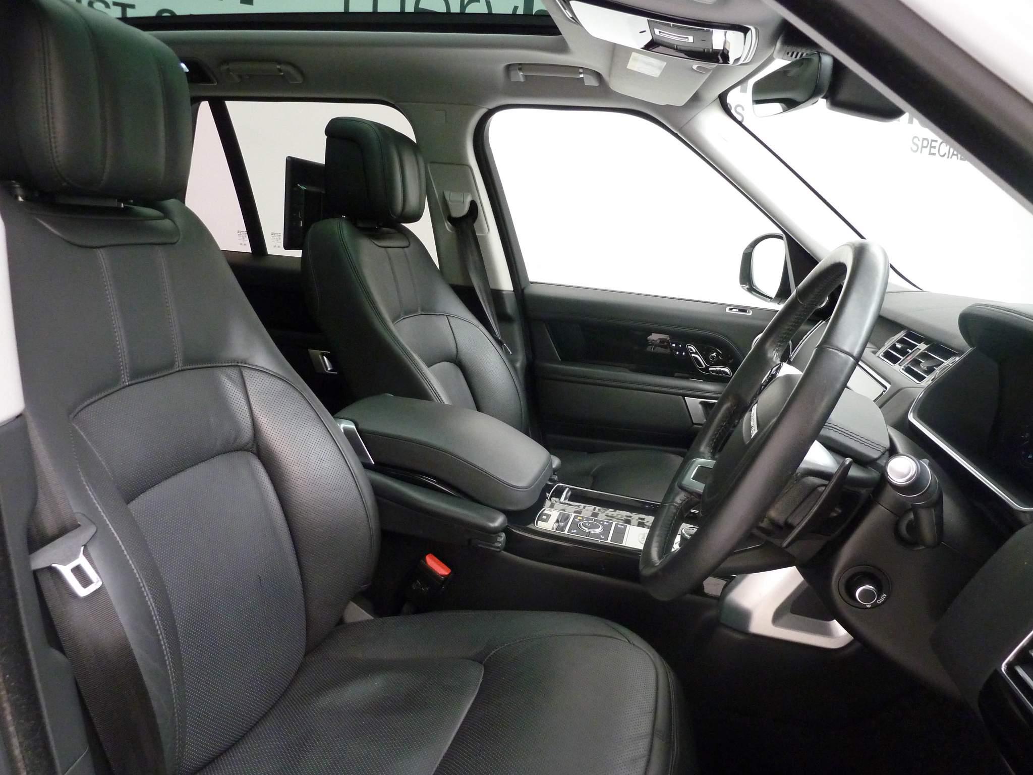 Land Rover Range Rover 3.0 SD V6 Vogue   <br/><br/>BLACK PACK + 10″ REAR SCREENS