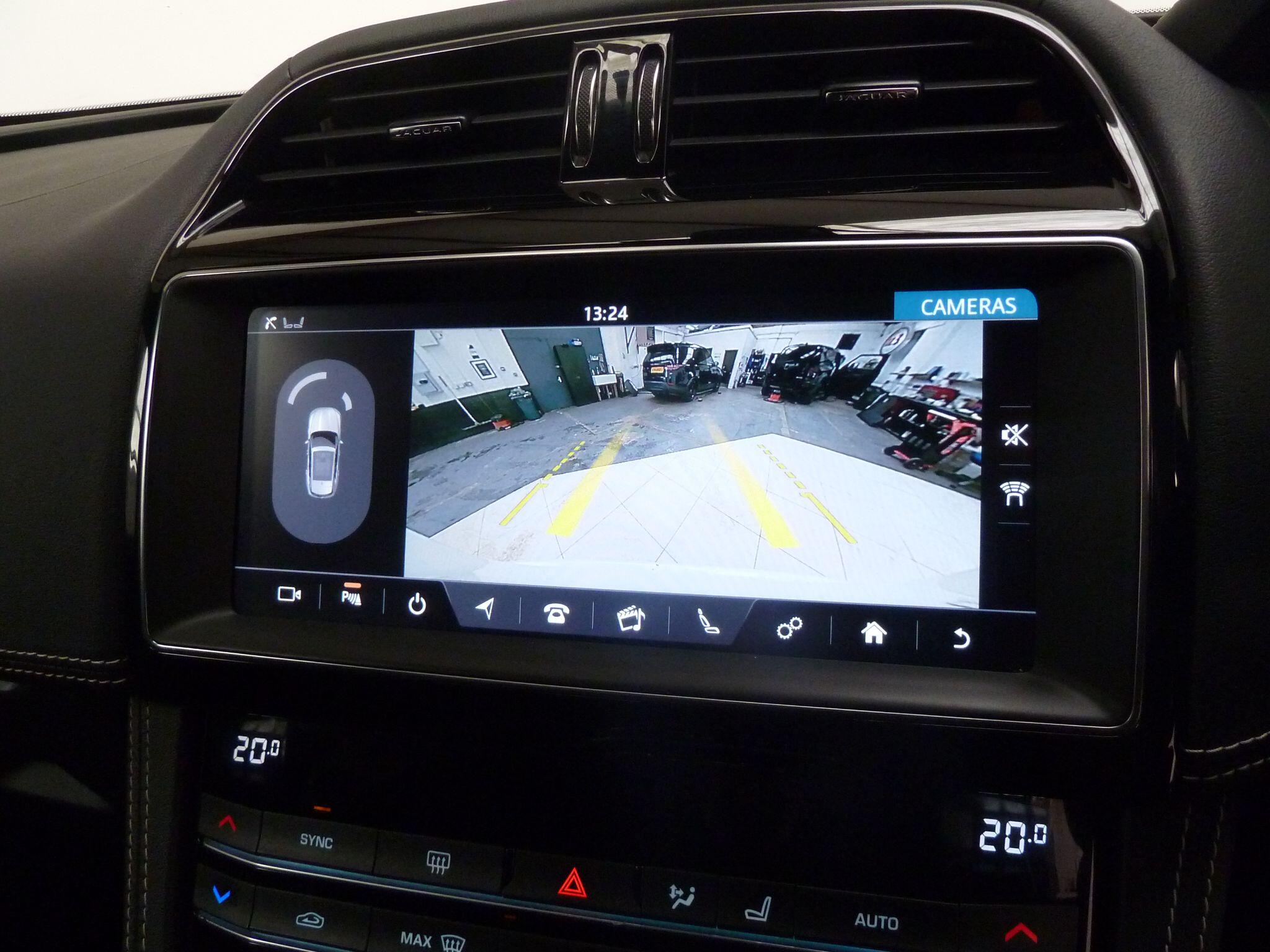 Jaguar F-PACE 2.0 D180 R-Sport SUV  DieselAWD   (180 ps)<br/><br/>BLACK EXTERIOR DESIGN PACK