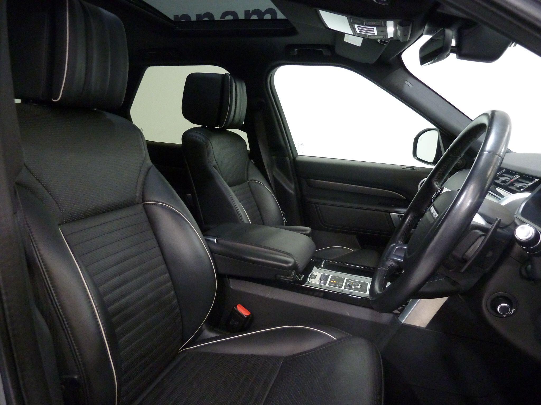 Land Rover Discovery 3.0 SD V6 HSE Luxury   <br/><br/>PAN ROOF + BLACK PACK + STEPS