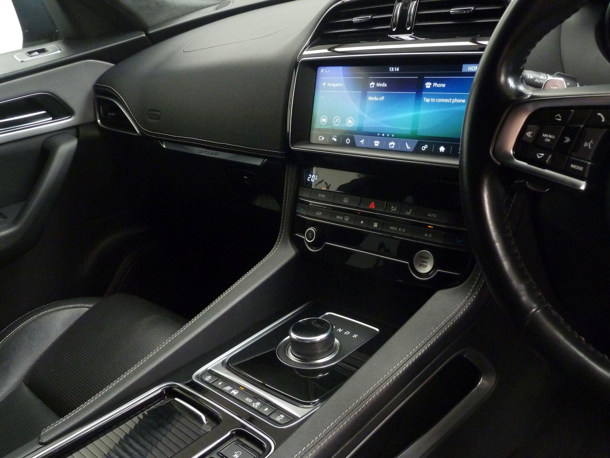 Jaguar F-PACE 2.0 D180 R-Sport SUV  DieselAWD   (180 ps)<br/><br/>BLACK EXTERIOR DESIGN PACK