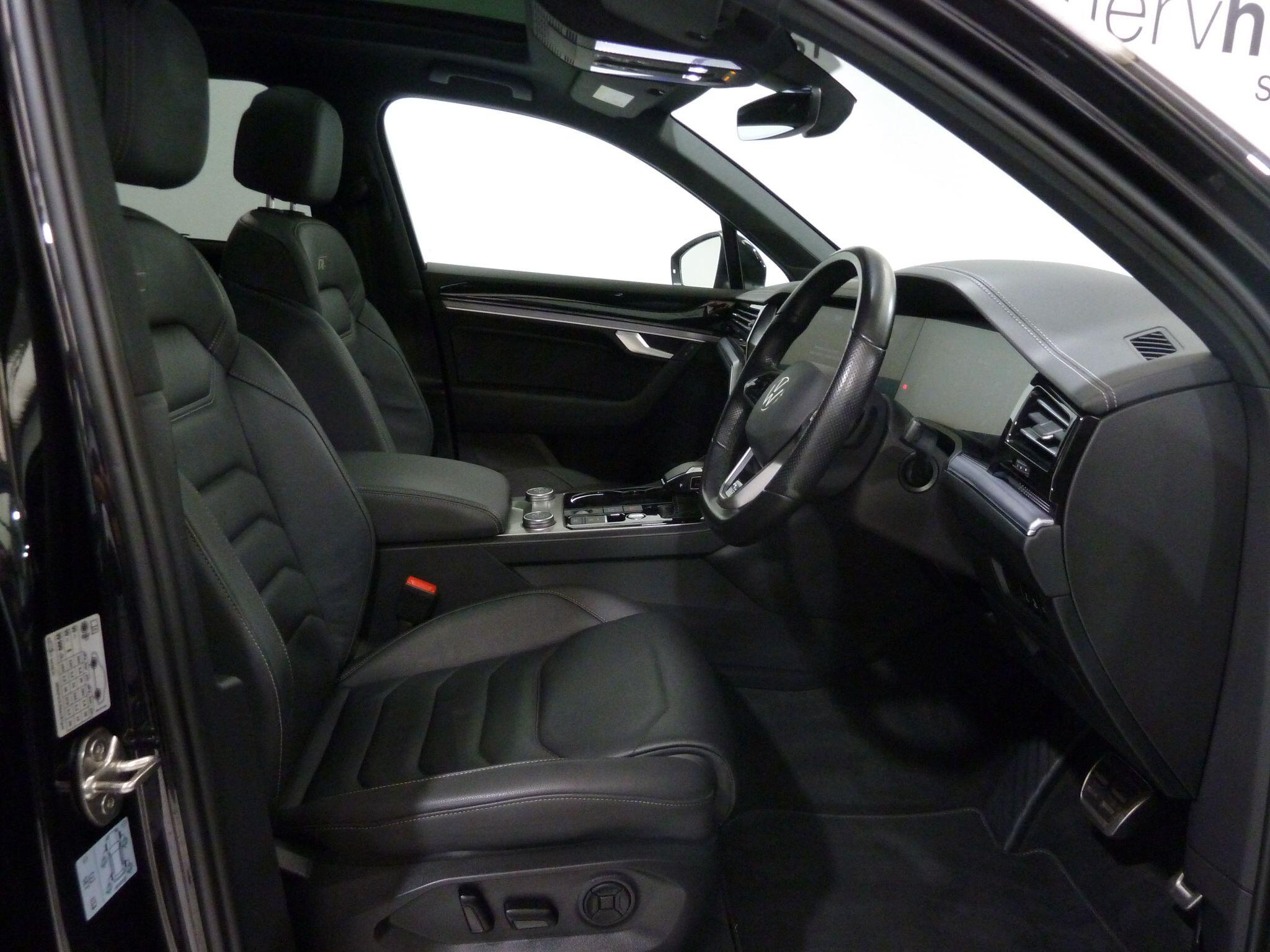 Volkswagen Touareg 3.0 TDI V6 Black Edition Tiptronic 4Motion   <br/><br/>PAN ROOF + BLACK PACK