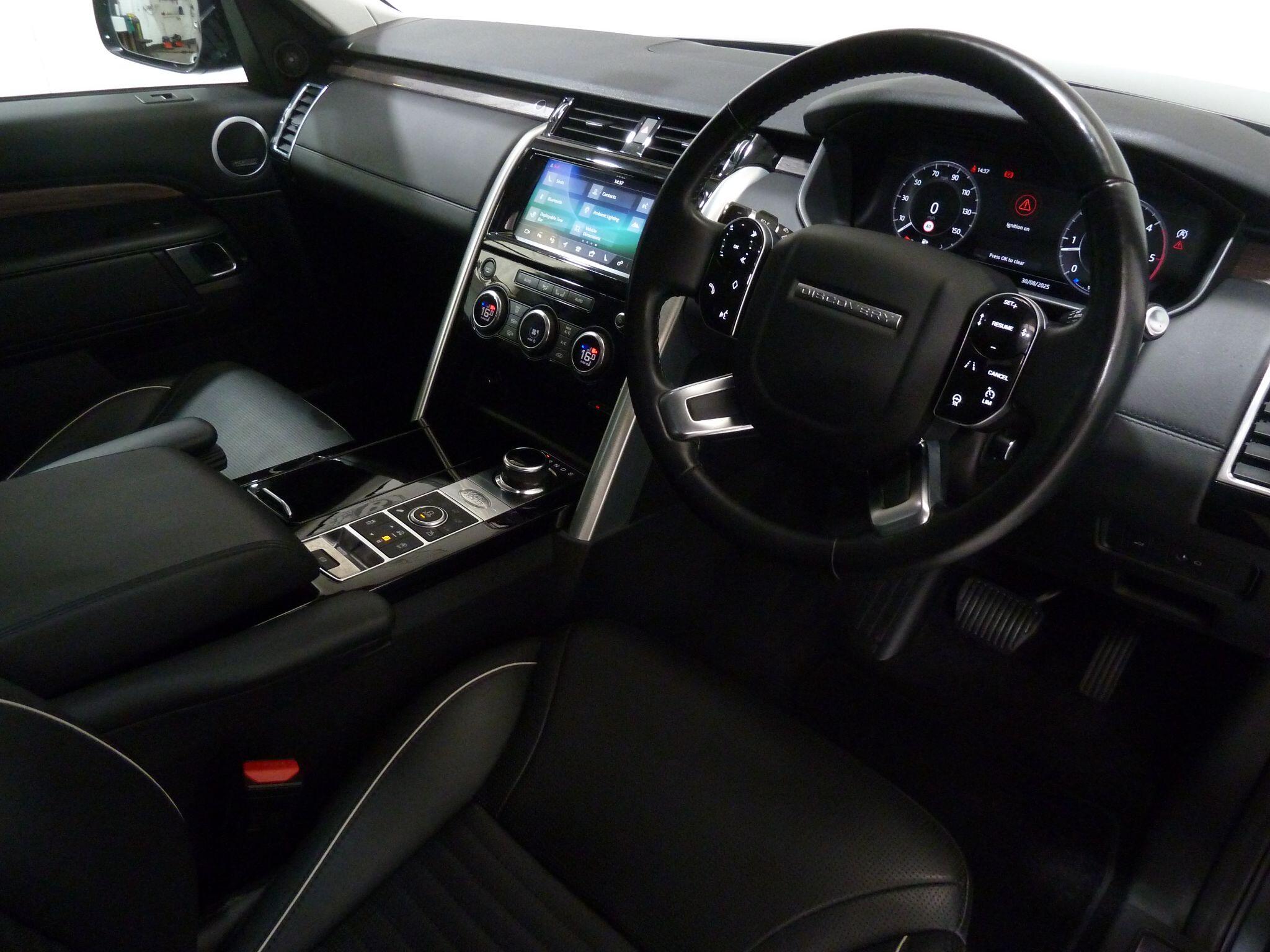 Land Rover Discovery 3.0 SD V6 HSE Luxury   <br/><br/>PAN ROOF + REAR SCREENS