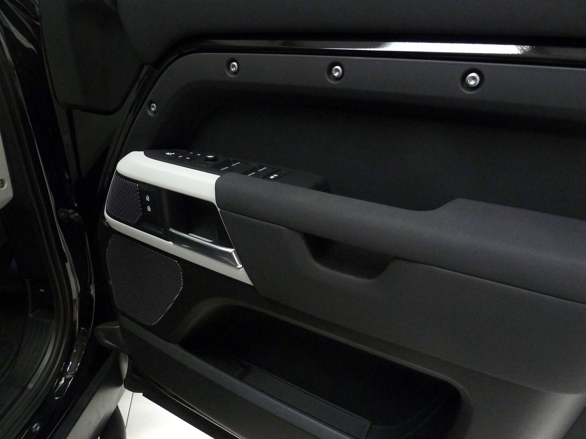 Land Rover Defender 110 2.0 SD4 SE SUV  Diesel   (240 ps)<br/><br/>HAWKE BLACK EDITION