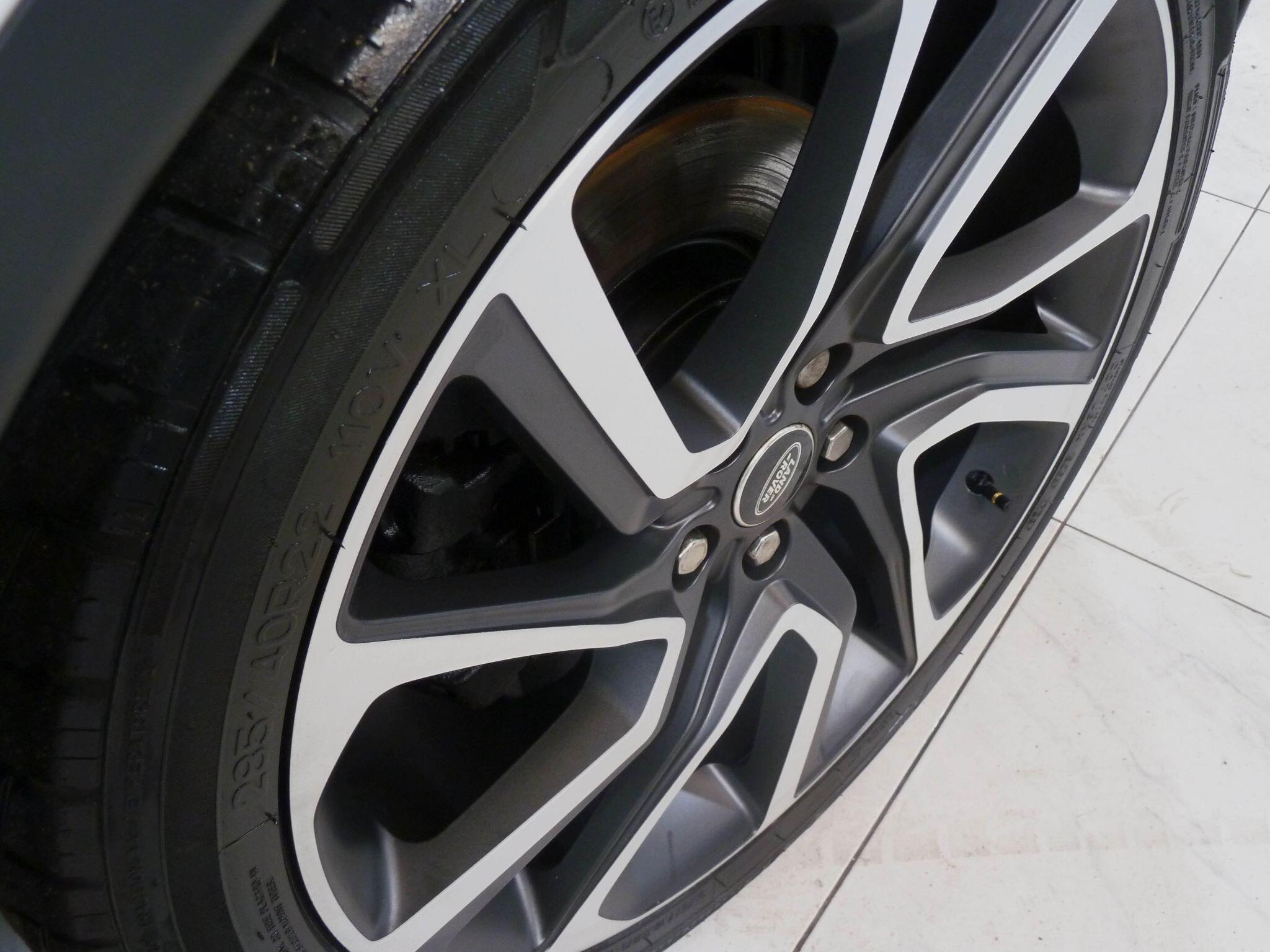 Land Rover Discovery 3.0 TD V6 HSE SUV  Diesel   (258 ps)<br/><br/>PAN ROOF + BLACK PACK + STEPS