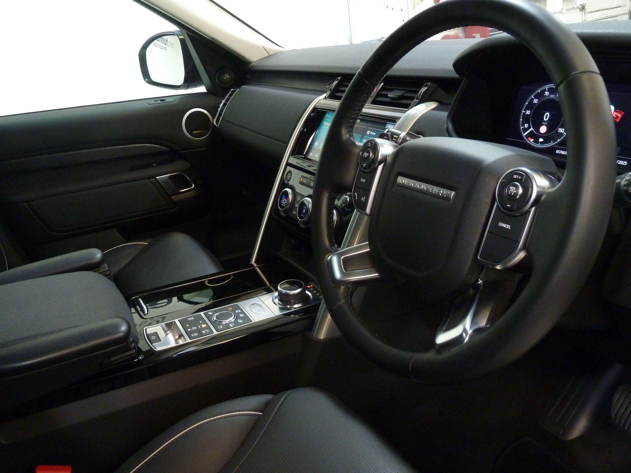 Land Rover Discovery 3.0 TD V6 HSE SUV  Diesel   (258 ps)<br/><br/>PAN ROOF + BLACK PACK + STEPS