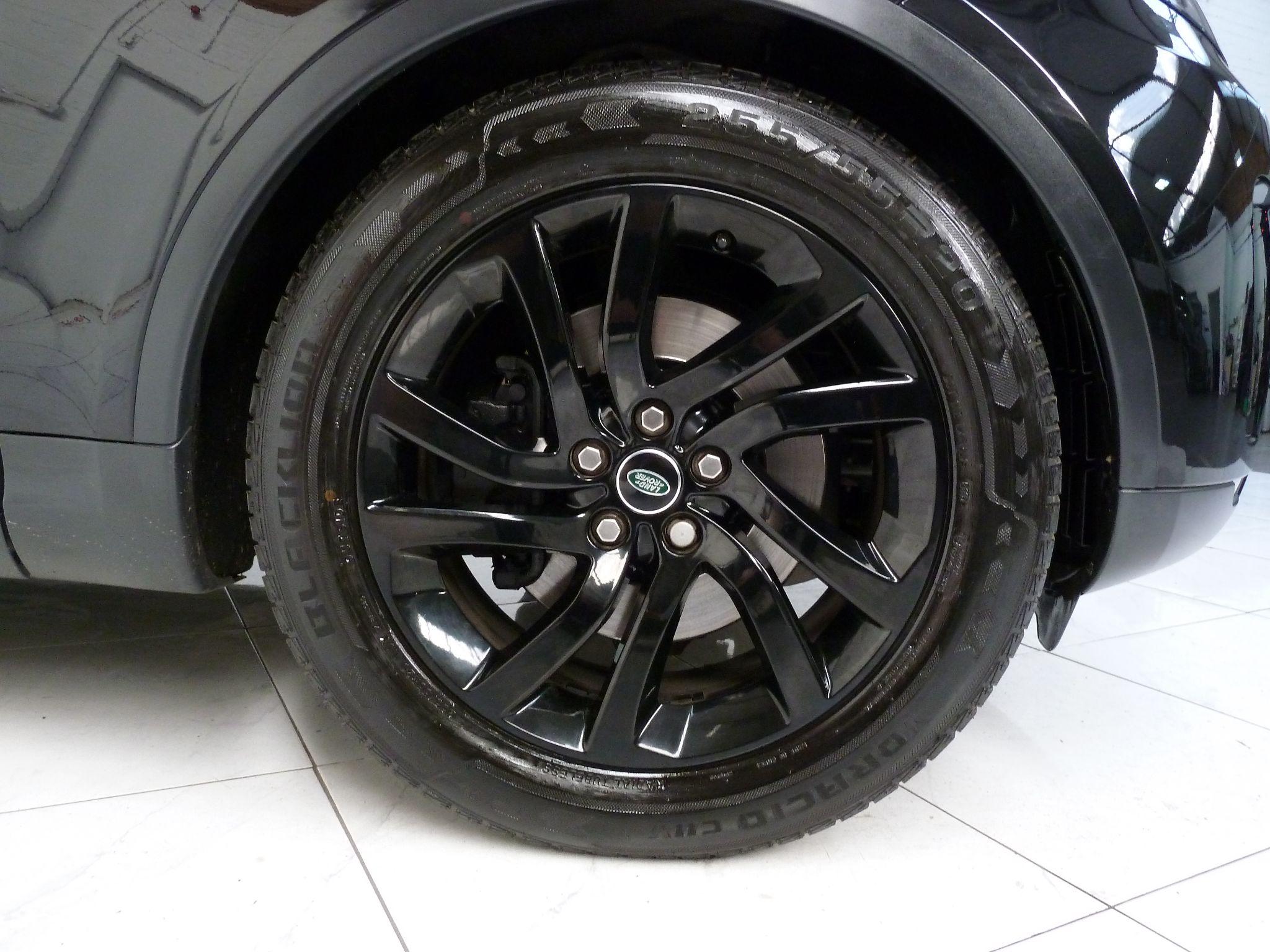 Land Rover Discovery 3.0 SD V6 SE   <br/><br/>BLACK EXTERIOR DESIGN PACK
