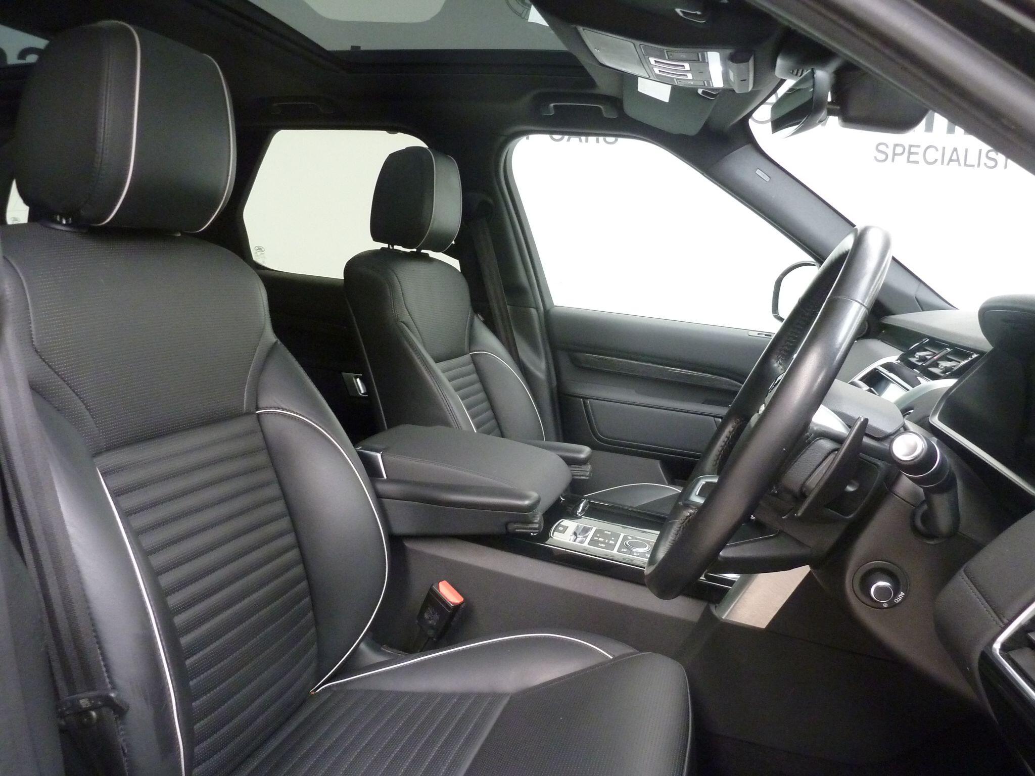 Land Rover Discovery 3.0 SD V6 HSE   <br/><br/>DYNAMIC DESIGN PACK + PAN ROOF