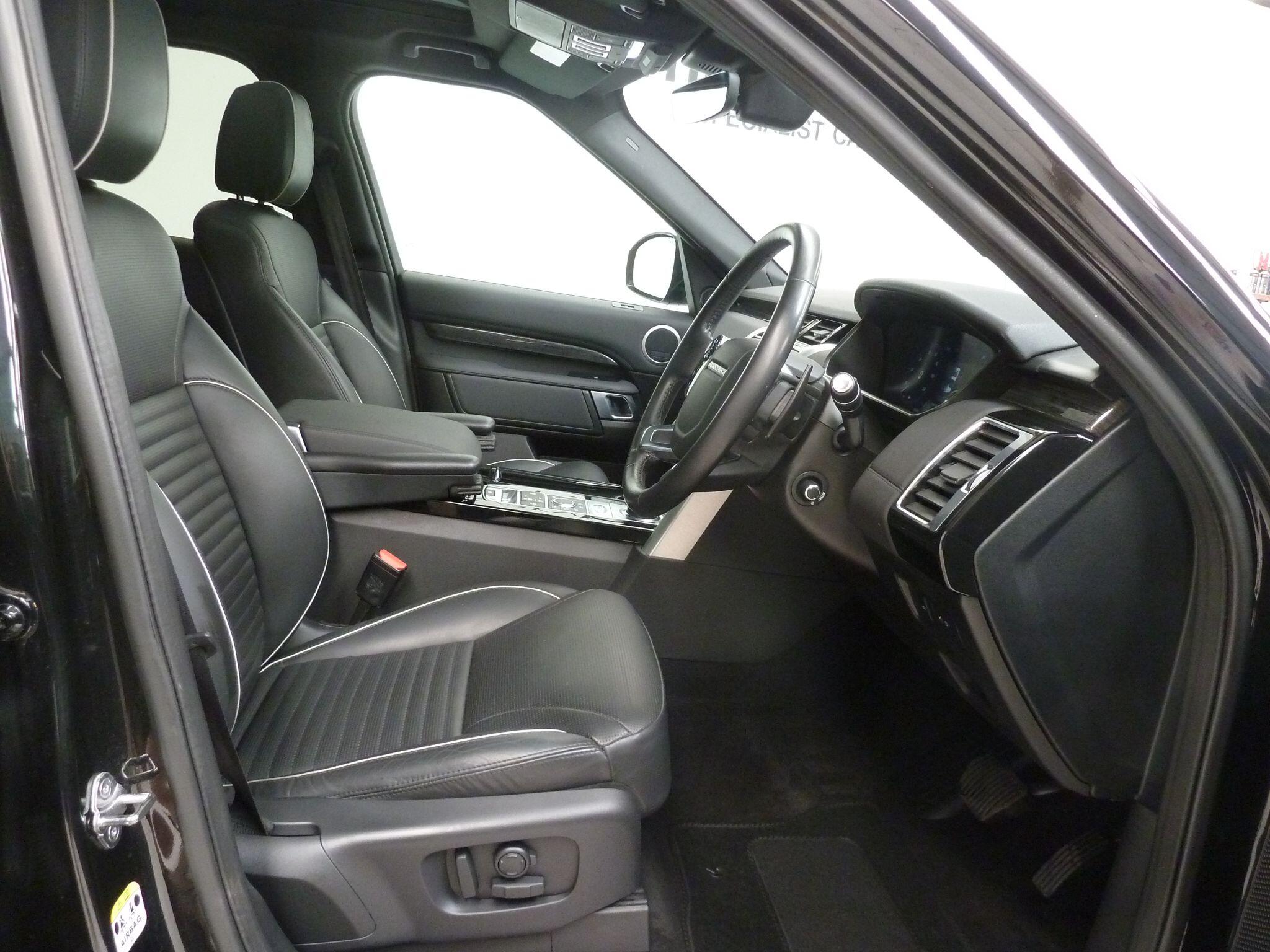 Land Rover Discovery 3.0 SD V6 HSE   <br/><br/>DYNAMIC DESIGN PACK + PAN ROOF