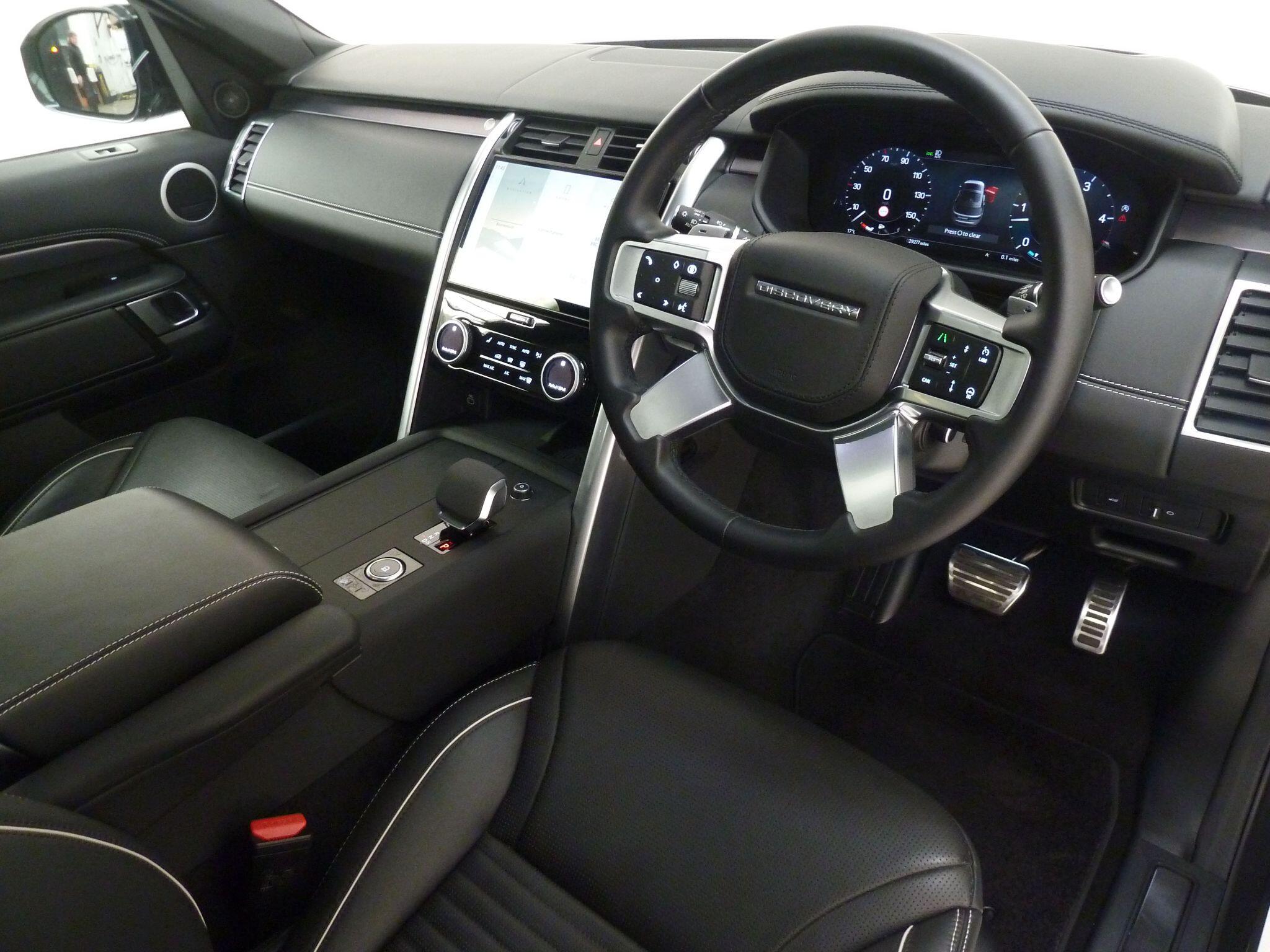 Land Rover Discovery 3.0   Metropolitan Edition   <br/><br/>PAN ROOF + BLACK PACK +HEAD UP