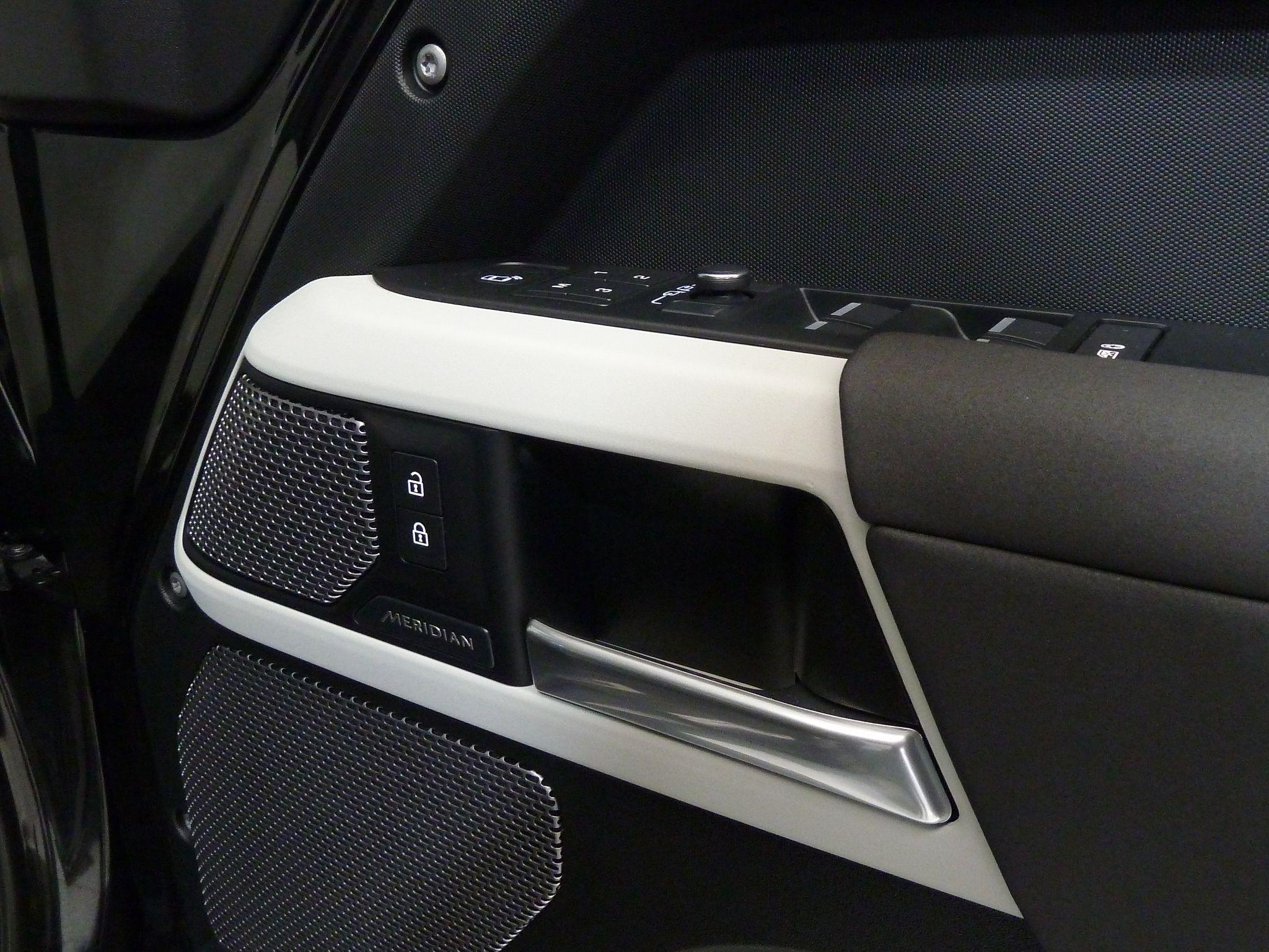 Land Rover Defender 110 2.0 P400e 15.4kWh XS Edition   <br/><br/>BLACK EXTERIOR DESIGN PACK