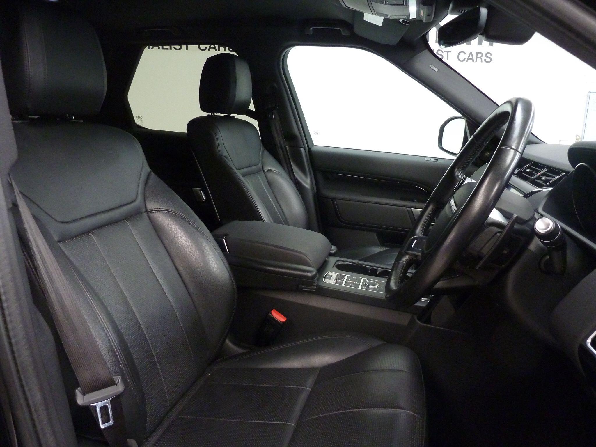 Land Rover Discovery 3.0 SD V6 SE   <br/><br/>STEPS + BLACK EXTERIOR PACK