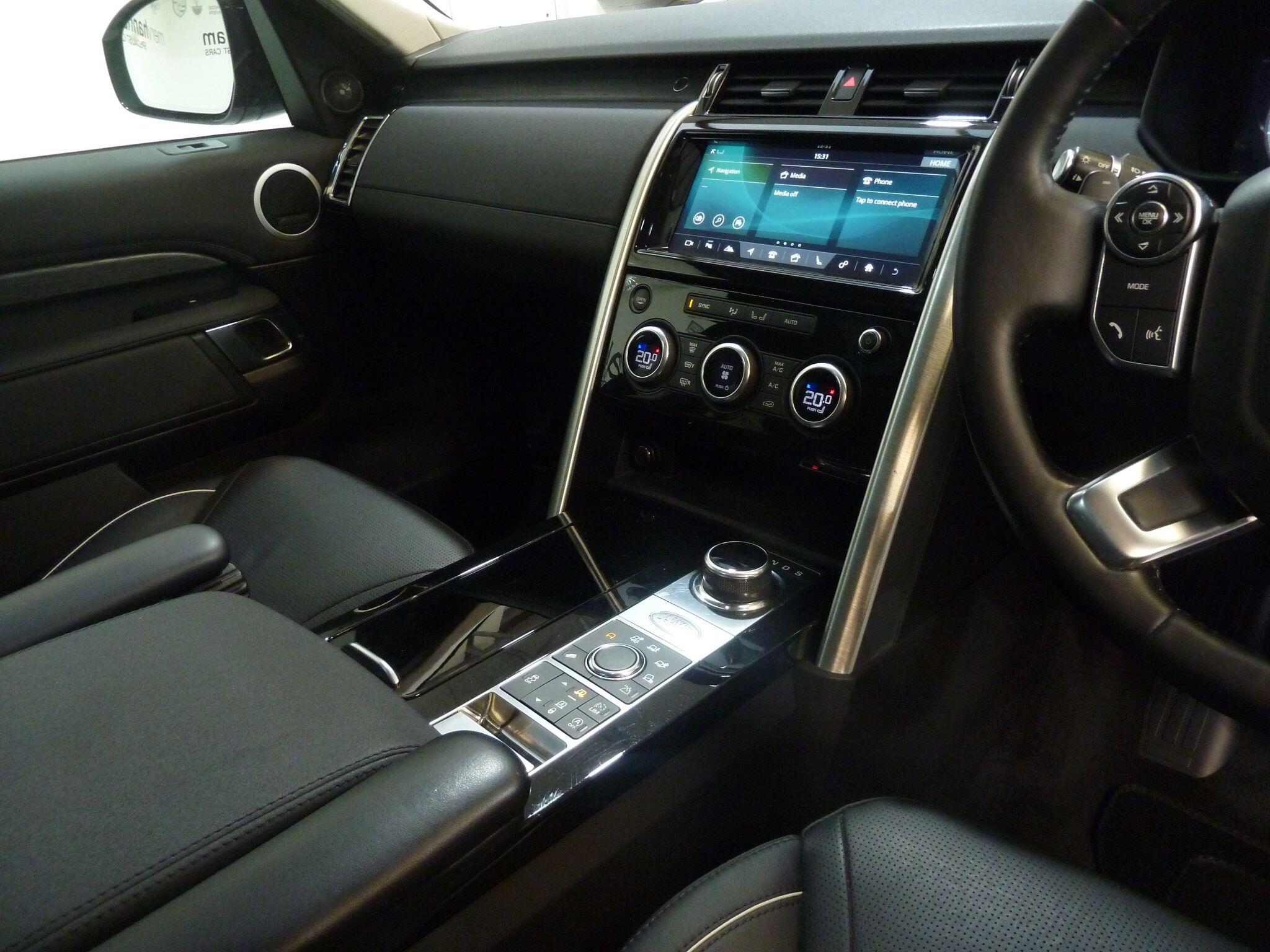 Land Rover Discovery 3.0 TD V6 HSE SUV  Diesel   (258 ps)<br/><br/>PAN ROOF + BLACK PACK + STEPS