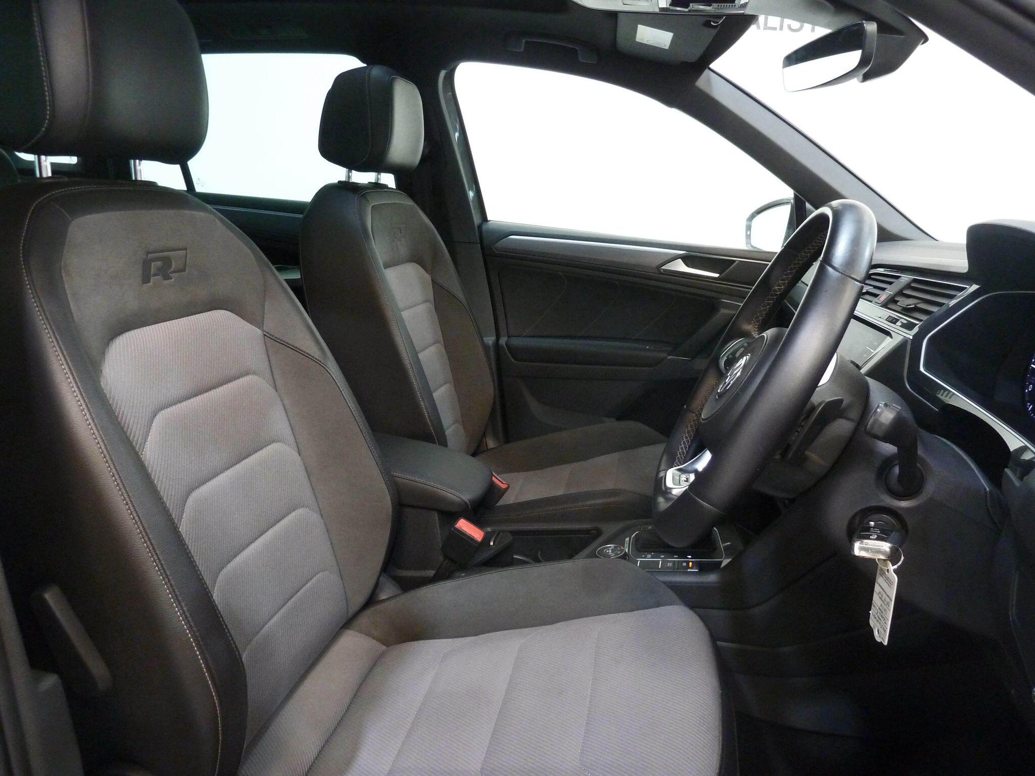 Volkswagen Tiguan 2.0 TDI BlueMotion Tech R-Line SUV  Diesel DSG 4Motion   (150 ps)<br/><br/>PAN ROOF + SAT NAV + AUTO