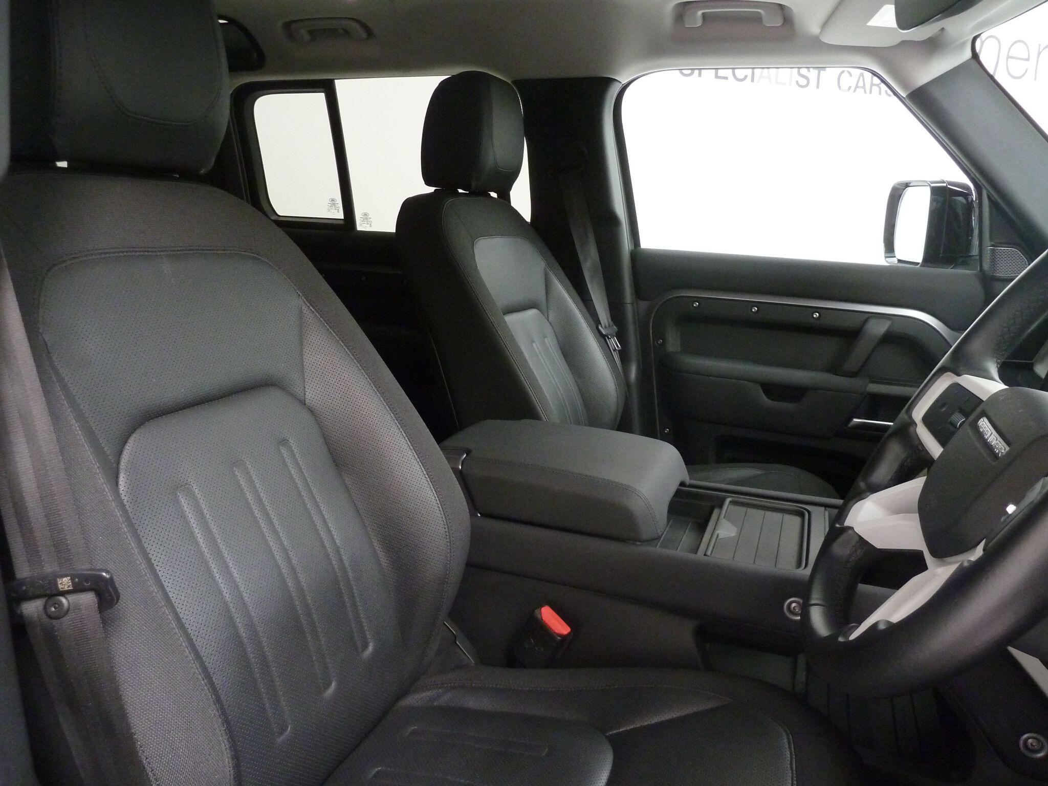 Land Rover Defender 110 2.0 SD4 S   <br/><br/>HAWKE EIGER EDITION