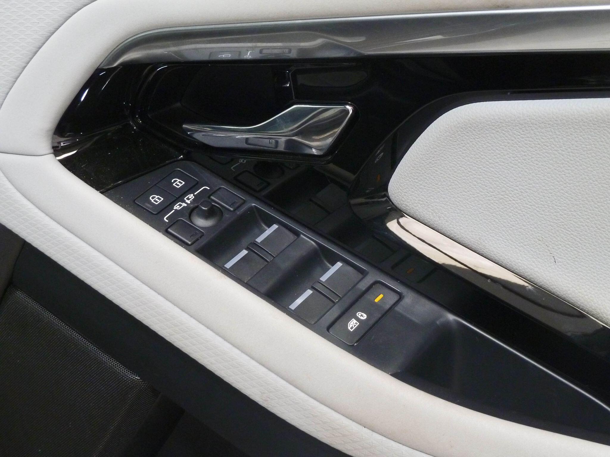 Land Rover Range Rover Evoque 2.0 D200  Edition   <br/><br/>BLACK EXTERIOR PACK + PAN ROOF