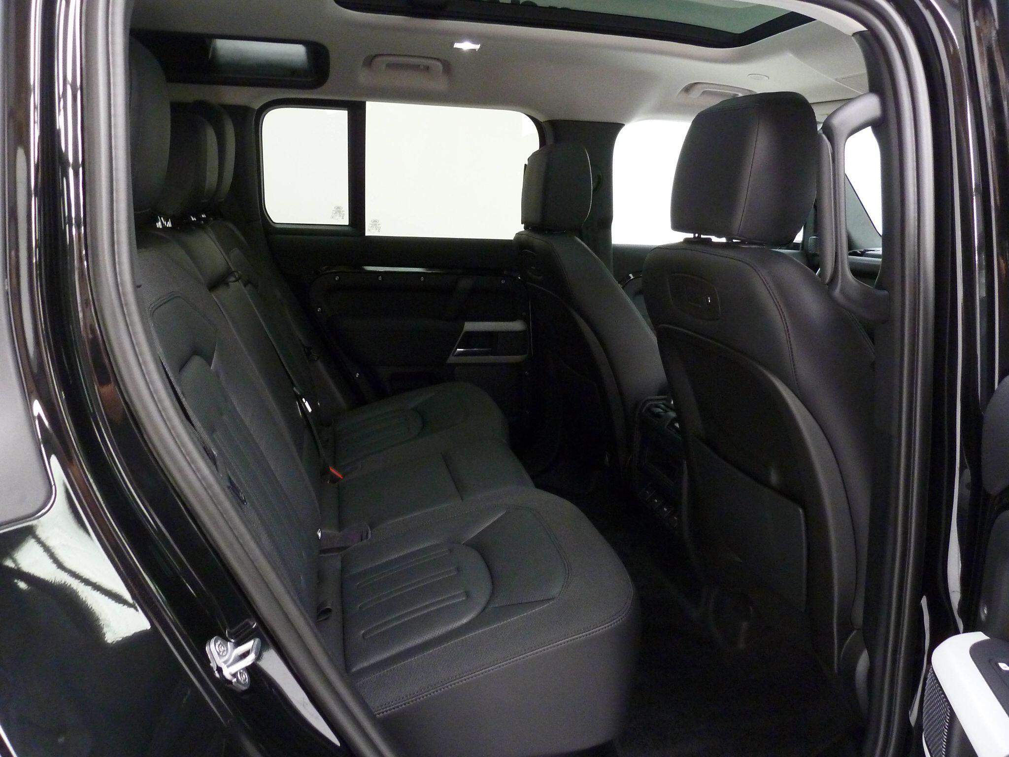 Land Rover Defender 110 2.0 SD4 SE   <br/><br/>PROJEX BLACK EDITION