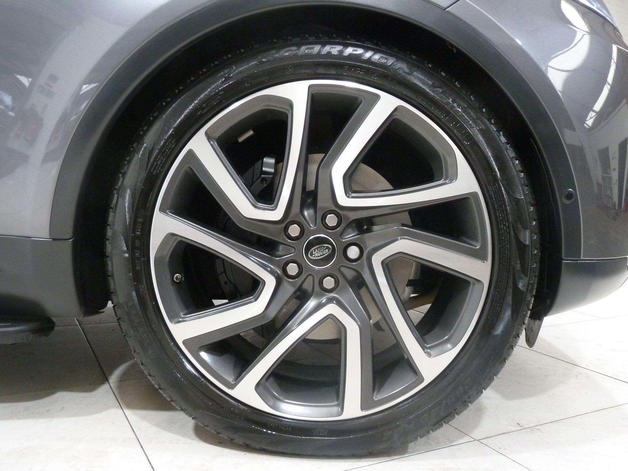 Land Rover Discovery 3.0 SD V6 HSE Luxury   <br/><br/>PAN ROOF + REAR SCREENS