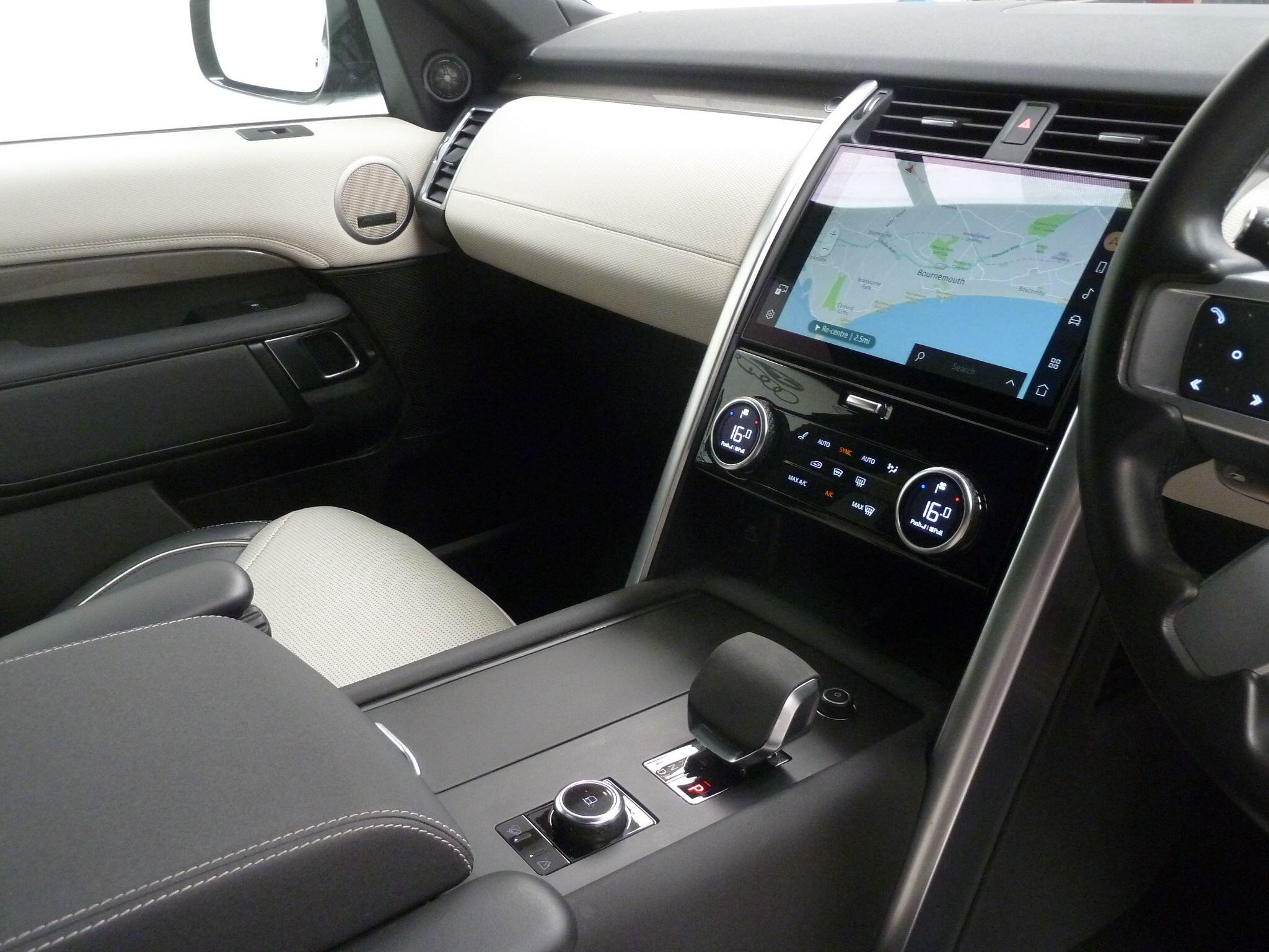 Land Rover Discovery 3.0   Metropolitan Edition   <br/><br/>PAN ROOF + BLACK PACK + STEPS