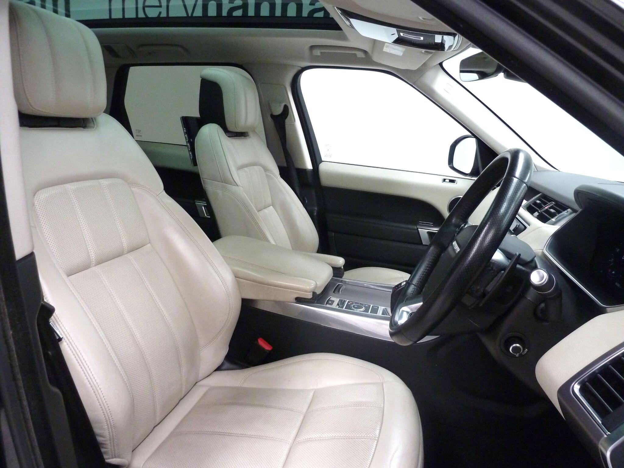 Land Rover Range Rover Sport 3.0 SD V6 HSE   <br/><br/>PAN ROOF +BLACK PACK +SCREENS