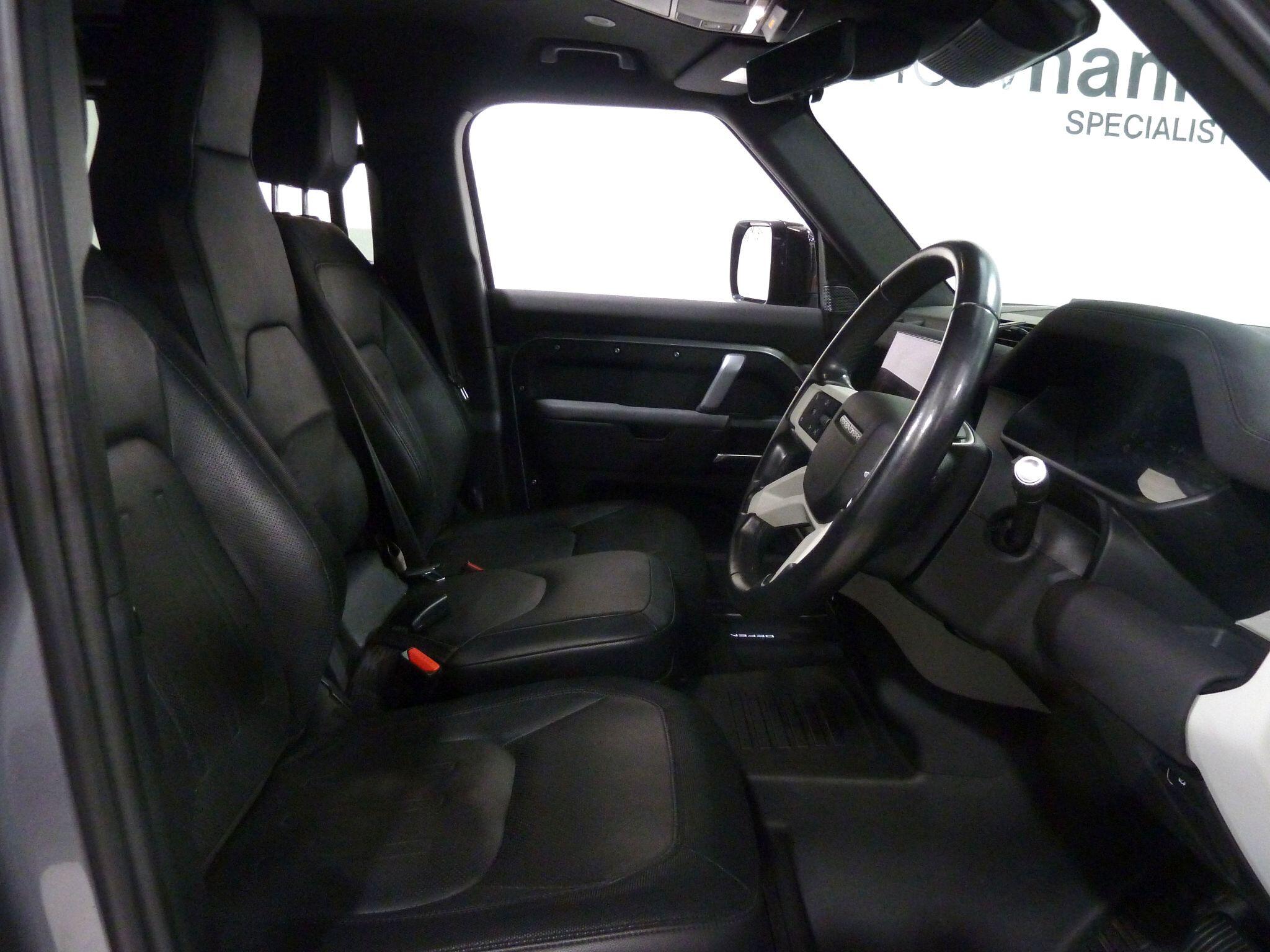 Land Rover Defender 110 2.0 P400e 15.4kWh X-Dynamic S   <br/><br/>ROOF LIGHTS + STEPS + 6 SEATS