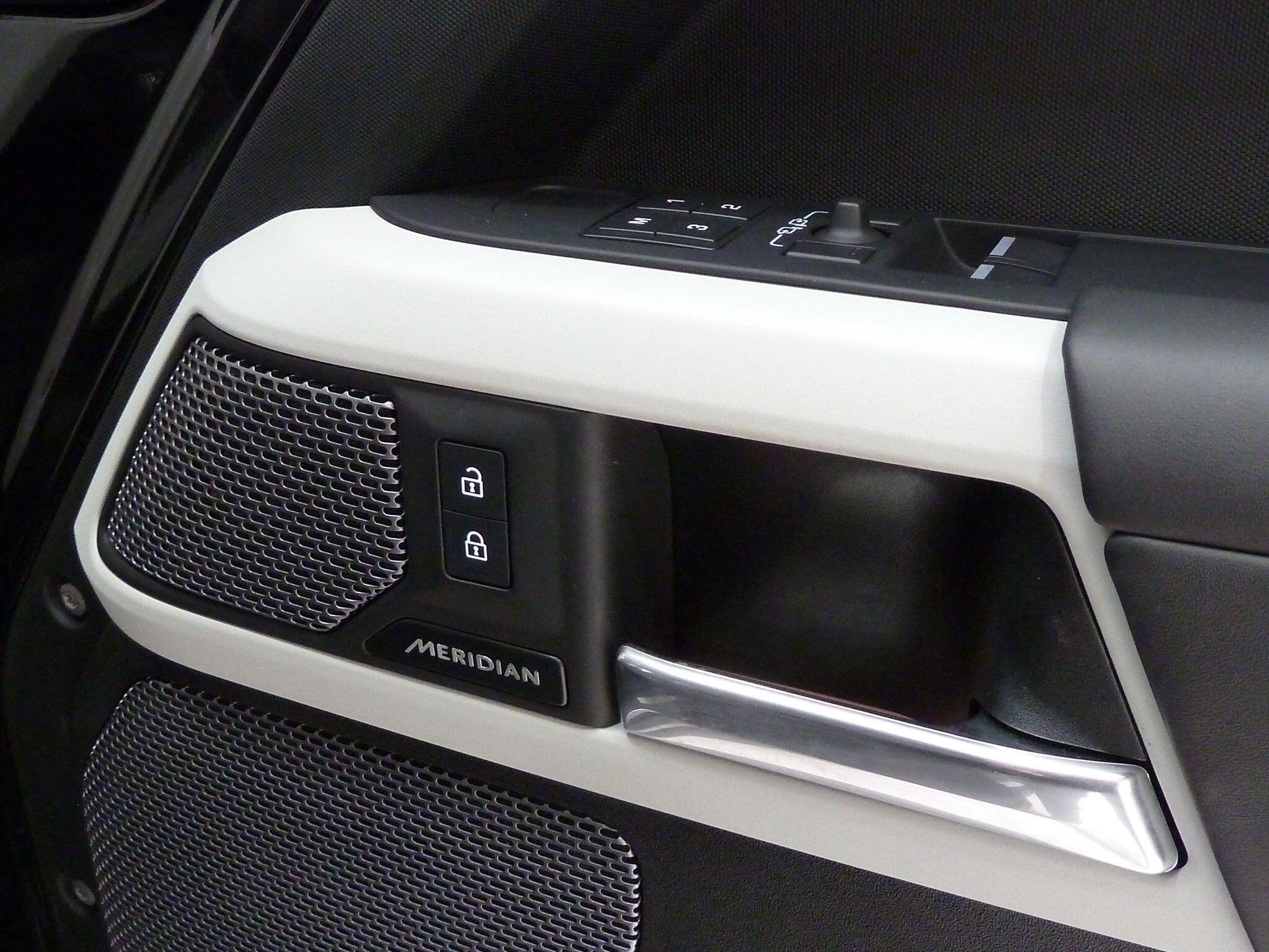 Land Rover Defender 90 3.0 D250  X-Dynamic HSE   <br/><br/>HAWKE BLACK EDITION 90