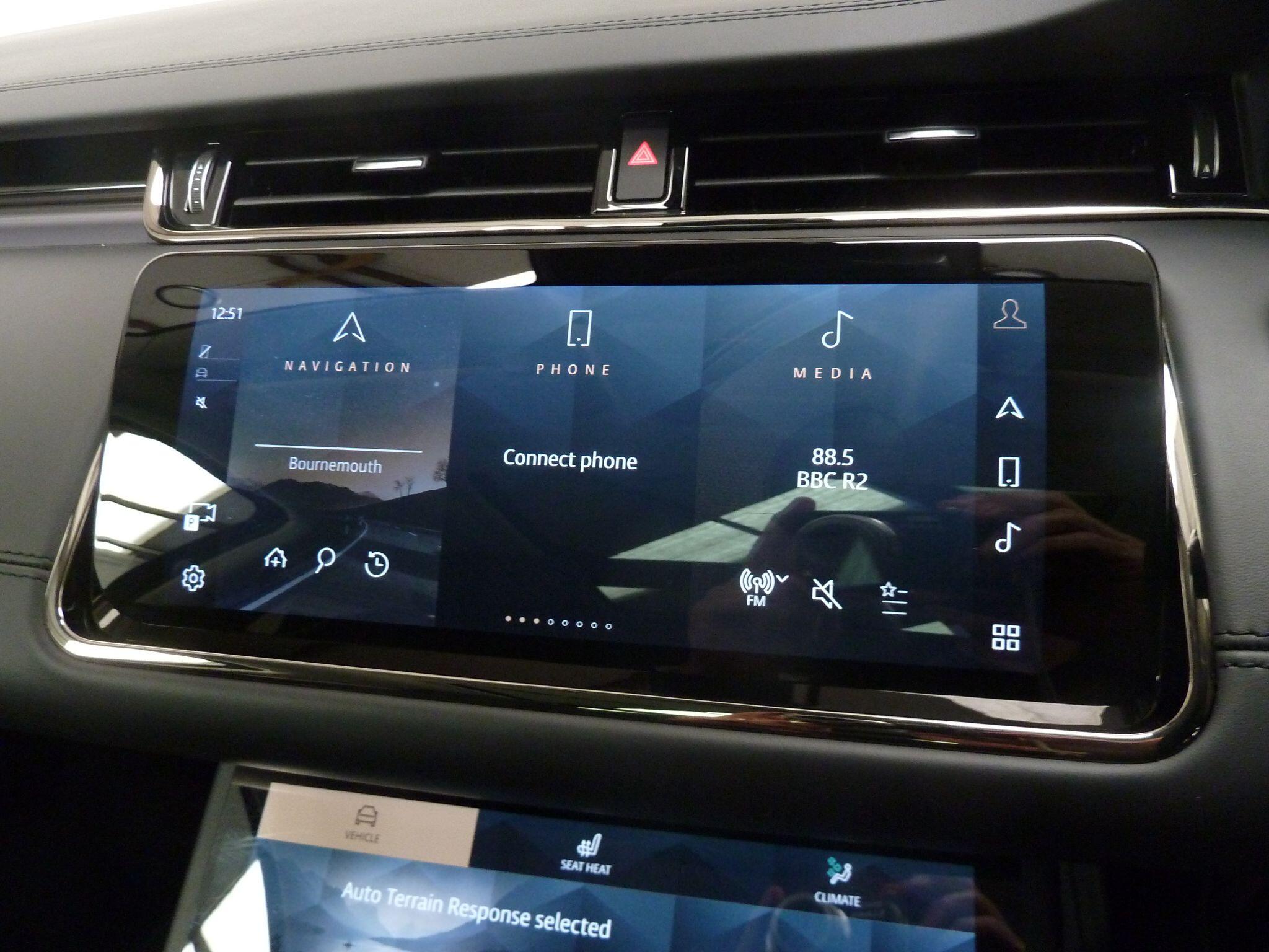 Land Rover Range Rover Evoque 2.0 D200  R-Dynamic SE   <br/><br/>PAN ROOF + BLACK PACK