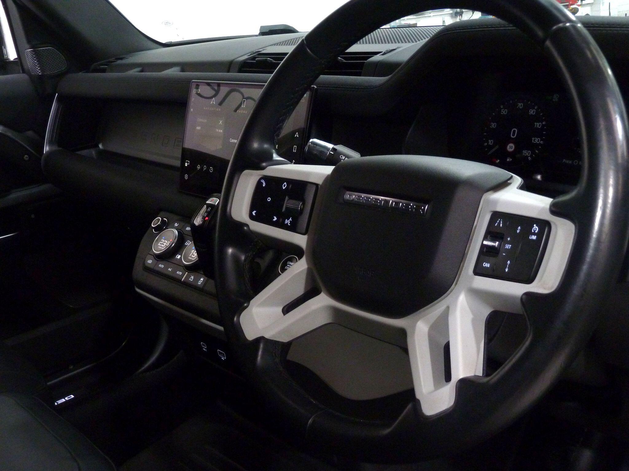 Land Rover Defender 110 2.0 P400e 15.4kWh X-Dynamic S   <br/><br/>ROOF LIGHTS + STEPS + 6 SEATS