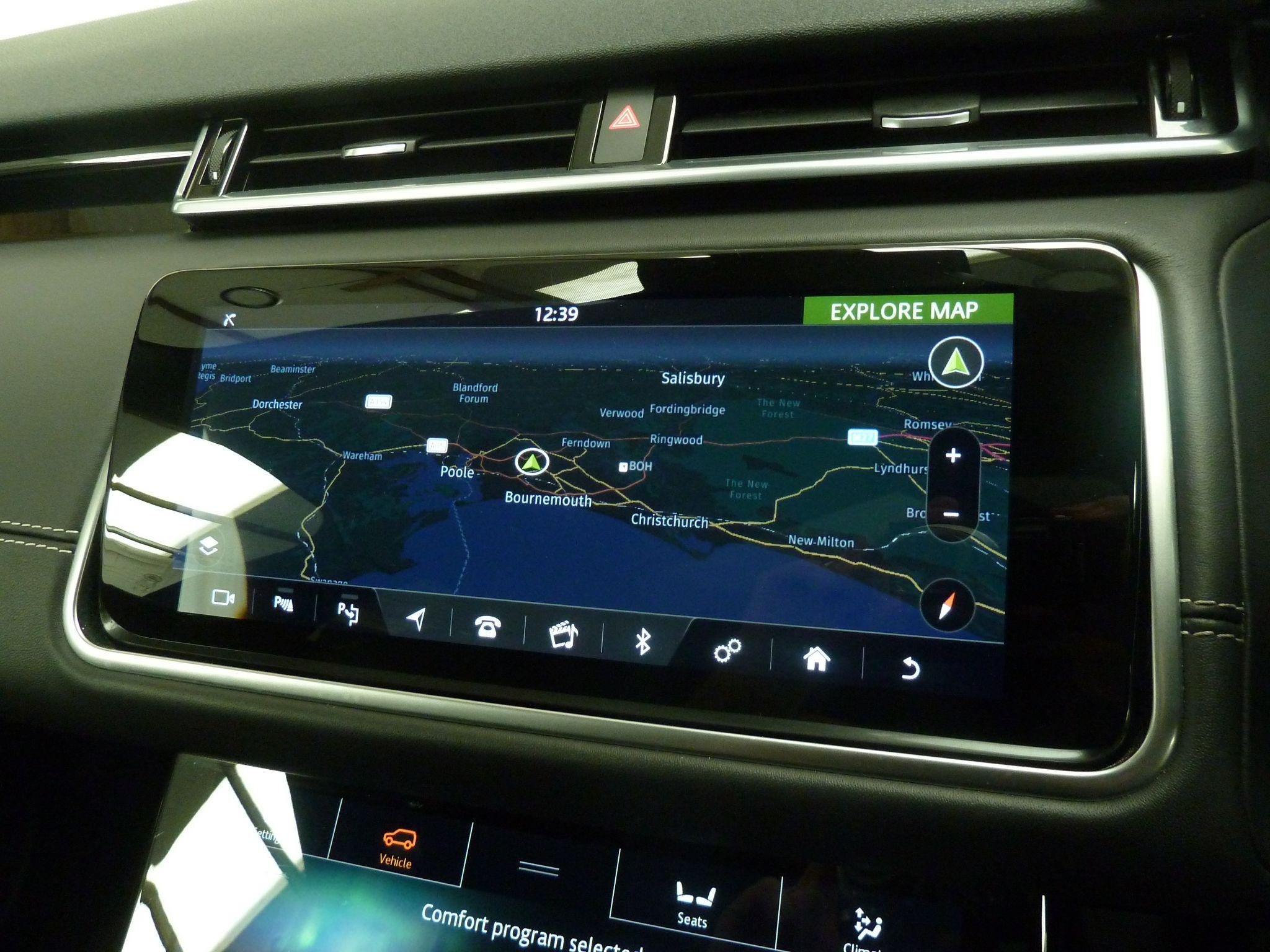 Land Rover Range Rover Velar 2.0 D240 R-Dynamic HSE   <br/><br/>PAN ROOF + BLACK DESIGN PACK