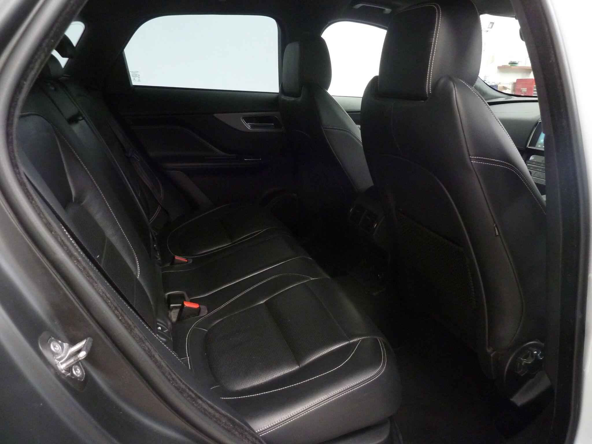 Jaguar F-PACE 2.0 D180 R-Sport SUV  DieselAWD   (180 ps)<br/><br/>BLACK EXTERIOR DESIGN PACK